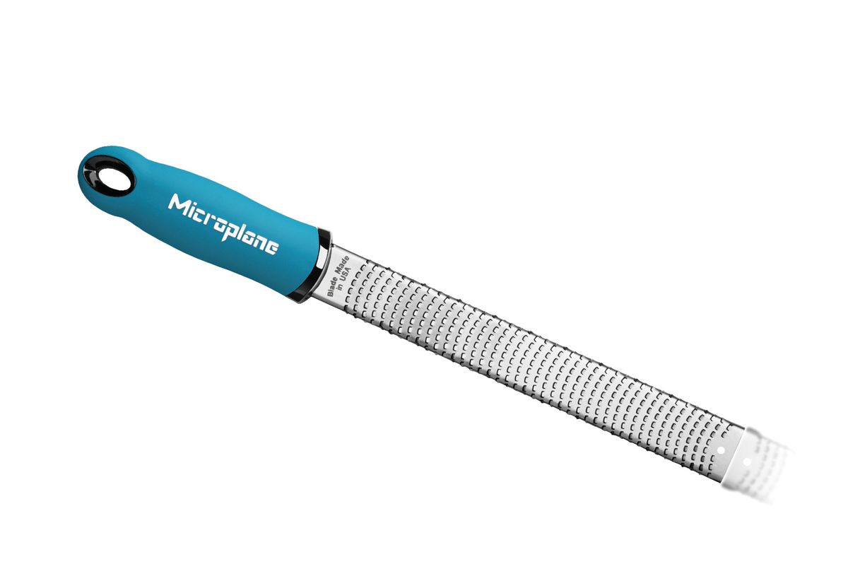 Терка для цедры и сыра Microplane, цвет: стальной, бирюзовый46220 Терка для цедры и сыра Microplane, цвет: стальной, бирюзовый46220Терка Microplane, изготовленная из нержавеющей стали высокой твердости, оснащена мелкими лезвиями и предназначена специально для натирания твердых сортов сыра типа пармезан, а также для цитрусовой цедры. Изделие оснащено эргономичной ручкой с нескользящим покрытием. Такой уникальный предмет станет незаменимым помощником на вашей кухне и понравится любой хозяйке. Длина терки: 32,5 см. Размер рабочей поверхности: 18,5 х 2,5 см. Microplane – это легендарные американские терки. Продукцией Microplane пользуются все известные кулинары и повара всего мира, среди них знаменитый шеф-повар Джейми Оливер. Вся продукция Microplane производится на собственном заводе в США. Для изготовления терок Microplane используют самую качественную нержавеющую сталь. Благодаря уникальному химическому составу стали, продукция Microplane не окисляется и сохраняет большее количество витаминов и полезных веществ в продуктах. Для производства продукции Microplane...