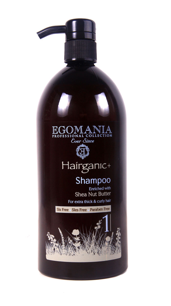 Egomania Professional Collection Шампунь Hairganic+ с маслом ши для густых, вьющихся волос 1000 мл1640226 Egomania Professional Collection Шампунь Hairganic+ с маслом ши для густых, вьющихся волос 1000 мл1640226Шампунь на основе масла ши подходит для густых, пористых, вьющихся и травмированных волос. Этот продукт разработан для сложной структуры волос, где нарушены десульфидные связи. Масло ши оживляет волосы, влияет на их внутреннюю структуру, делает их более эластичными, плотными, живыми и блестящими. Состав шампуня включает в себя высокомолекулярные масла макадамии, сладкого миндаля, косточек винограда, оливы, которые питают структуру волос, делая их мягкими и эластичными.После использования продукта густые, вьющиеся волосы становятся более послушными, завитки и локоны приобретают целостную структуру.