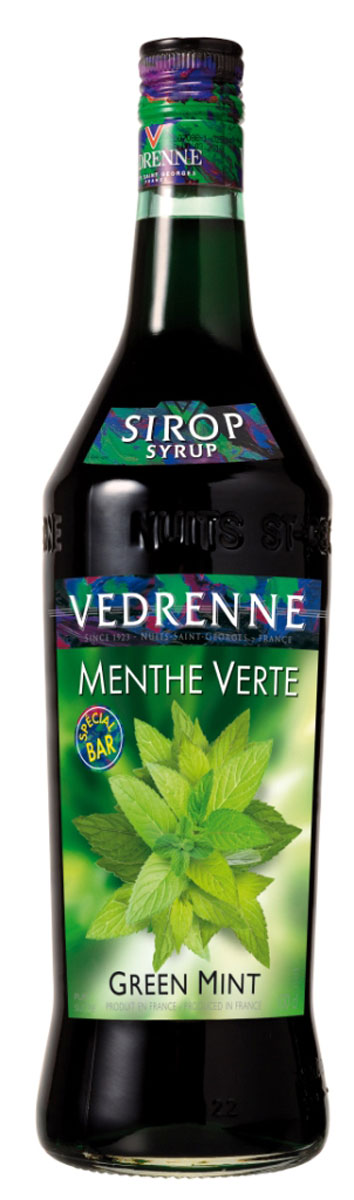 Vedrenne Зеленая Мята сироп, 1 лSVDRMV-010B01 Vedrenne Зеленая Мята сироп, 1 лSVDRMV-010B01Сладкий и в то же время освежающий вкус сиропа Зеленая мята позволяет создавать на его основе простые, но очень вкусные прохладительные напитки, не содержащие алкоголя. Мятный сироп в сочетании с содовой или лимонадом освежит и взбодрит в самый жаркий день. Сироп Зеленая мята составит достойную партию не только прохладительным, но и горячим напиткам. Сиропы изготавливаются на основе натурального растительного сырья, фруктовых и ягодных соков прямого отжима, цитрусовых настоев, а также с использованием очищенной воды без вредных примесей, что позволяет выдержать все ценные и полезные свойства натуральных фруктово-ягодных плодов и трав. В состав сиропов входит только натуральный сахар, произведенный по традиционной технологии из сахарозы. Благодаря высокому содержанию концентрированного фруктового сока, сиропы Vedrenne обладают изысканным ароматом и натуральным вкусом, являются эффективным подсластителем при незначительной калорийности. Они оптимизируют уровень...