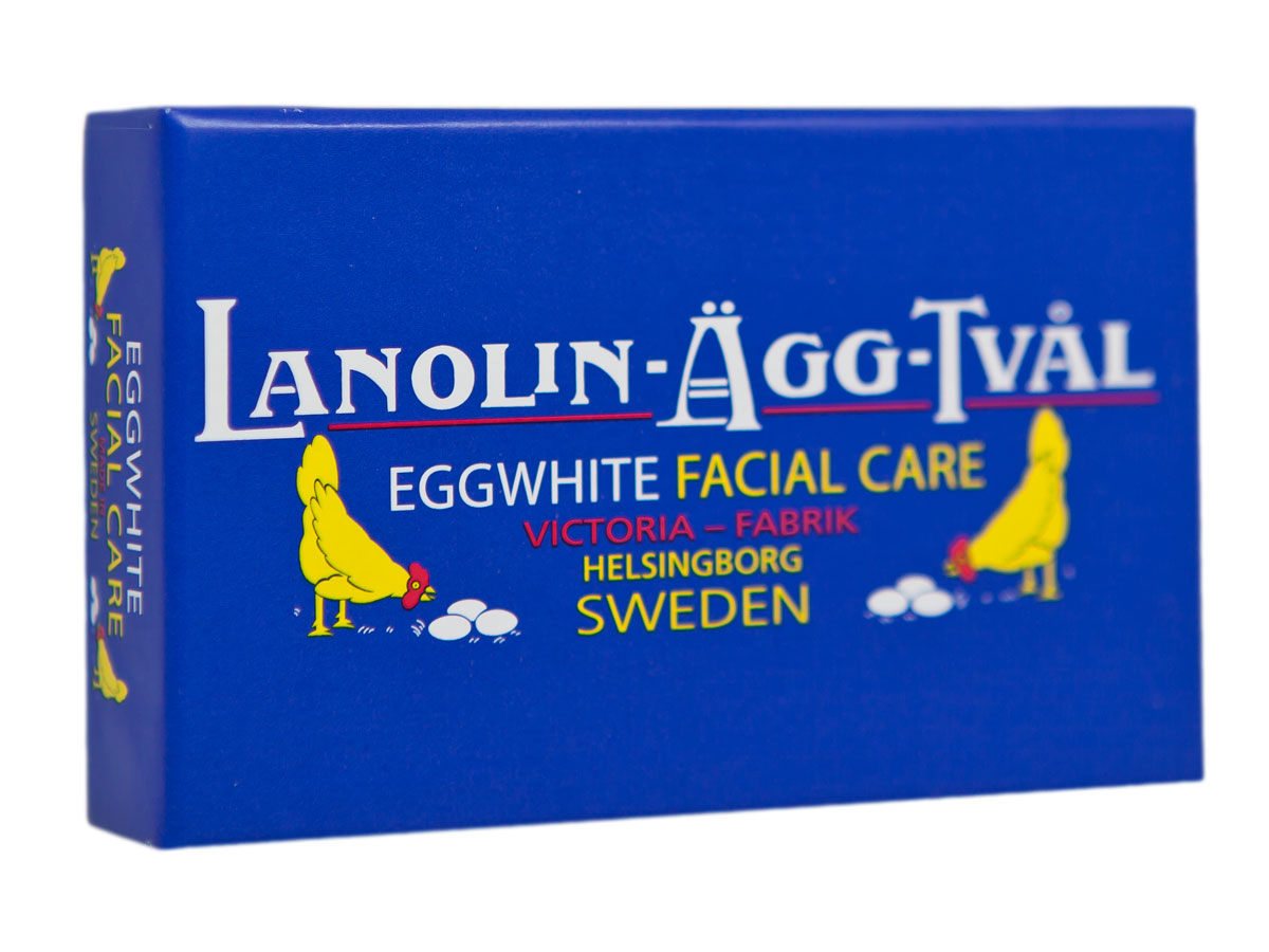 Victoria Soap Lanolin-Agg-Tval Мыло-маска для лица, 50 г241014 Victoria Soap Lanolin-Agg-Tval Мыло-маска для лица, 50 г241014В Швеции мыло-маска Ланолин-Эгг-Твал используется для ухода за кожей из поколения в поколение. Изначально шведские женщины самостоятельно готовили его в домашних условиях из ланолина, розовой воды и яичных белков. Уникальное средство сочетает в себе функцию бережного очищения в виде ежедневного умывания и дополнительного ухода в качестве маски для лица. Подходит для всех типов кожи. Действие Мыло - Маски 6 в 1: 1. Сужает поры 2. Повышает упругость кожи 3. Контролирует секрецию сальных желез 4. Контролирует шелушение кожи 5. Питает и увлажняет 6. Улучшает цвет лица