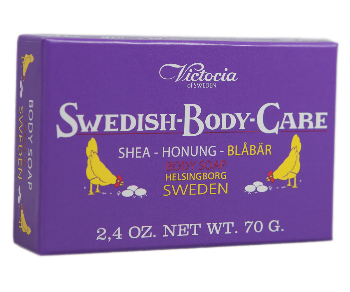 Victoria Soap Shea-Honung-Blabar Мыло для тела с черникой, 70 гSatin Hair 7 BR730MN Victoria Soap Shea-Honung-Blabar Мыло для тела с черникой, 70 гSatin Hair 7 BR730MNКомпания Victoria создала серию мыл для тела «Шведские ягоды», вдохновленную шведской природой, солнечными полянами, густым лесами и насыщенными витаминами ягодами. В старинный рецепт мыла были добавлены шведский мед и экстракты ягод. Мыло для тела «Шведские ягоды» с экстрактом черники имеет густую бархатную пену с букетом ароматов плодов пальмового дерева, оливы и черники с высоким содержанием липидов. Плотная нежная пена отлично нейтрализует вредное воздействие окружающей среды, легко смывается с тела, выравнивает тон кожи и обволакивает ее нежной вуалью сладких воспоминаний. Нежный ягодный аромат домашнего черничного пирога успокоит после насыщенного трудового дня.