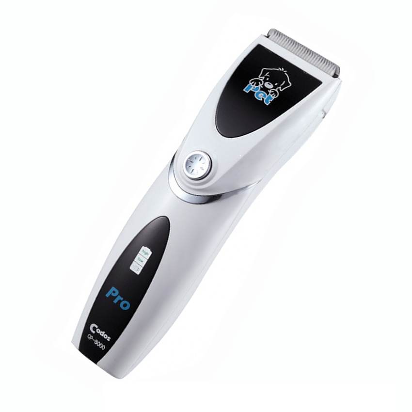 Машинка для стрижки животных Codos CP-8000325003 Машинка для стрижки животных Codos CP-8000325003Машинка прекрасно подходит для парикмахеров и грумеров. Это машинка роторного типа, работает от аккумулятора и от сети 220V (длина сетевого шнура 2,5 метра). CODOS CP-8000 это лучшая сегодня модель из модельного ряда CODOS имеющего лезвия 0,8 мм. Это модель мощнее, чем предшественники CP-6800 и CP-3880. Внутри машинки установлен новейший аккумулятор LiFePO4 разработанные на основе нанофосфатной технологии – всего после 1,5 часов зарядки, работает 2 часа без подзарядки. Срок службы LiFePO4 аккумулятора в десятки раз больше, чем у обычных Li-Ion аккумуляторов. Машинка подходит для ветеринарных целей (выбривание операционного поля, или подготовка к УЗИ) Идеально подходит для гигиенической стрижки в зоосалонах и в домашних условиях. Прекрасно справляется с любым типом шерсти и волос. Нож/лезвие: 0,8мм - ширина ножа 40 мм. - нержавеющая сталь отличного качества, движущаяся часть ножа - керамика. Нож съемный - легко чистится и заменяется на новый в случае необходимости. Внимание!...