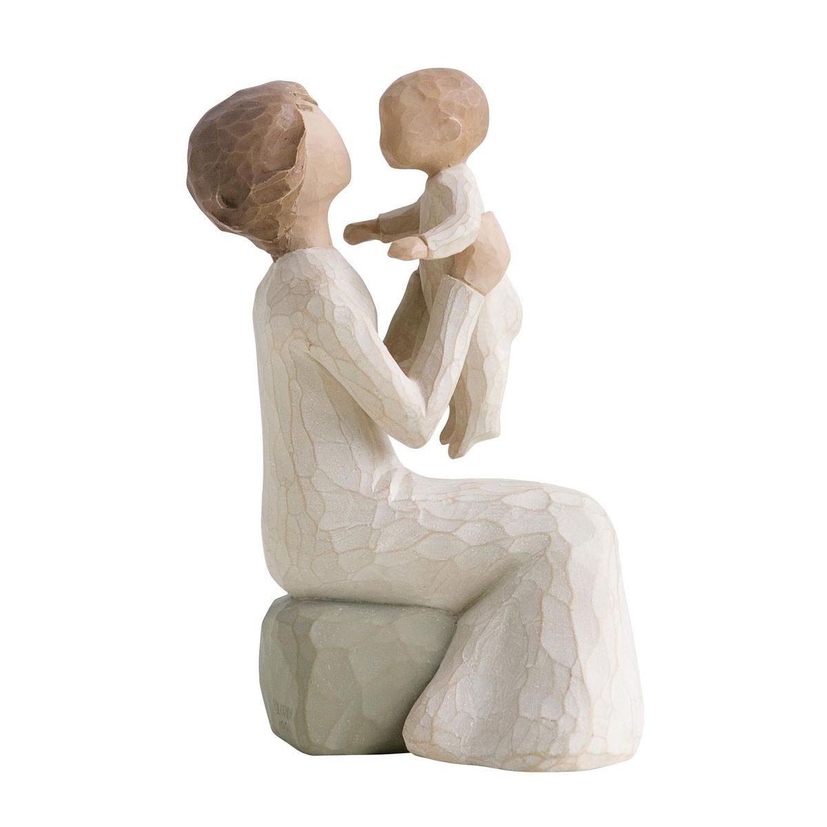 Фигурка Willow Tree Бабушка, 14,5 см26072 Фигурка Willow Tree Бабушка, 14,5 см26072Эти прекрасные статуэтки созданы канадским скульптором Сьюзан Лорди. Каждая фигурка – это настоящее произведение искусства, образная скульптура в миниатюре, изображающая эмоции и чувства, которые помогают нам чувствовать себя ближе к другим, верить в мечту, выражать любовь. Каждая фигурка помещена в красивую упаковку. Купить такой оригинальный подарок, значит не только украсить интерьер помещения или жилой комнаты, но выразить свое глубокое отношение к любимому человеку. Этот прекрасный сувенир будет лучшим подарком на день ангела, именины, день рождения, юбилей. Материал: Искусственный камень (49% карбонат кальция мелкозернистой разновидности, 51% искусственный камень)