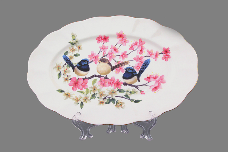 Блюдо Elan Gallery Райские птички, 25 х 16,5 х 2 см420041 Блюдо Elan Gallery Райские птички, 25 х 16,5 х 2 см420041Овальное блюдо Elan Gallery Райские птички изготовлено из высококачественной керамики и украшено изящным рисунком в виде птичек, сидящих на ветках. Большое овальное блюдо - необходимая вещь при застолье. Вы можете использовать его для закусок, сырной нарезки, колбасных изделий и, конечно, горячих блюд. Изумительное сервировочное блюдо станет изысканным украшением вашего праздничного стола. Изделие упаковано в подарочную упаковку, идеальный подарок для ваших близких!
