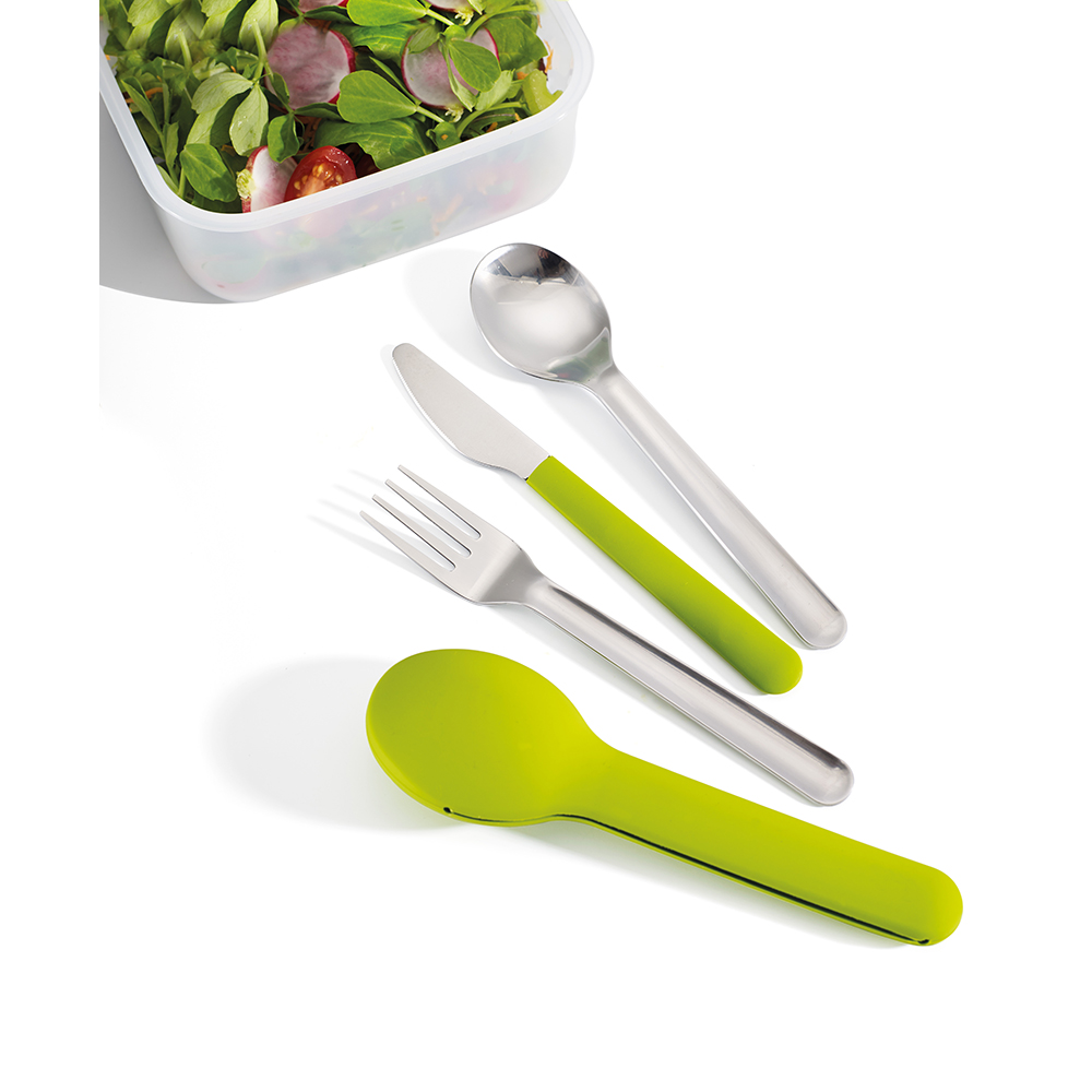 Набор столовых приборов GoEat Cutlery Set зелёный. 8103381033 Набор столовых приборов GoEat Cutlery Set зелёный. 8103381033Обычно, чтобы съесть обед из контейнера где-то вне дома, мы используем одноразовые пластиковые приборы, которые не всегда хорошо справляются с задачей, к тому же это зачастую неудобно и даже вредно. Не нужно выбирать между удобством и качеством - и то, и другое сочетается в наборе GoEat™ Cutlery Set из нержавеющей стали. Он включает в себя нож с магнитной рукояткой, вилку и ложку, выглядит стильно, достаточно компактен. Также к набору прилагается специальный силиконовый чехол для удобной переноски и содержания приборов в чистоте до и после использования. Можно мыть в посудомоечной машине.