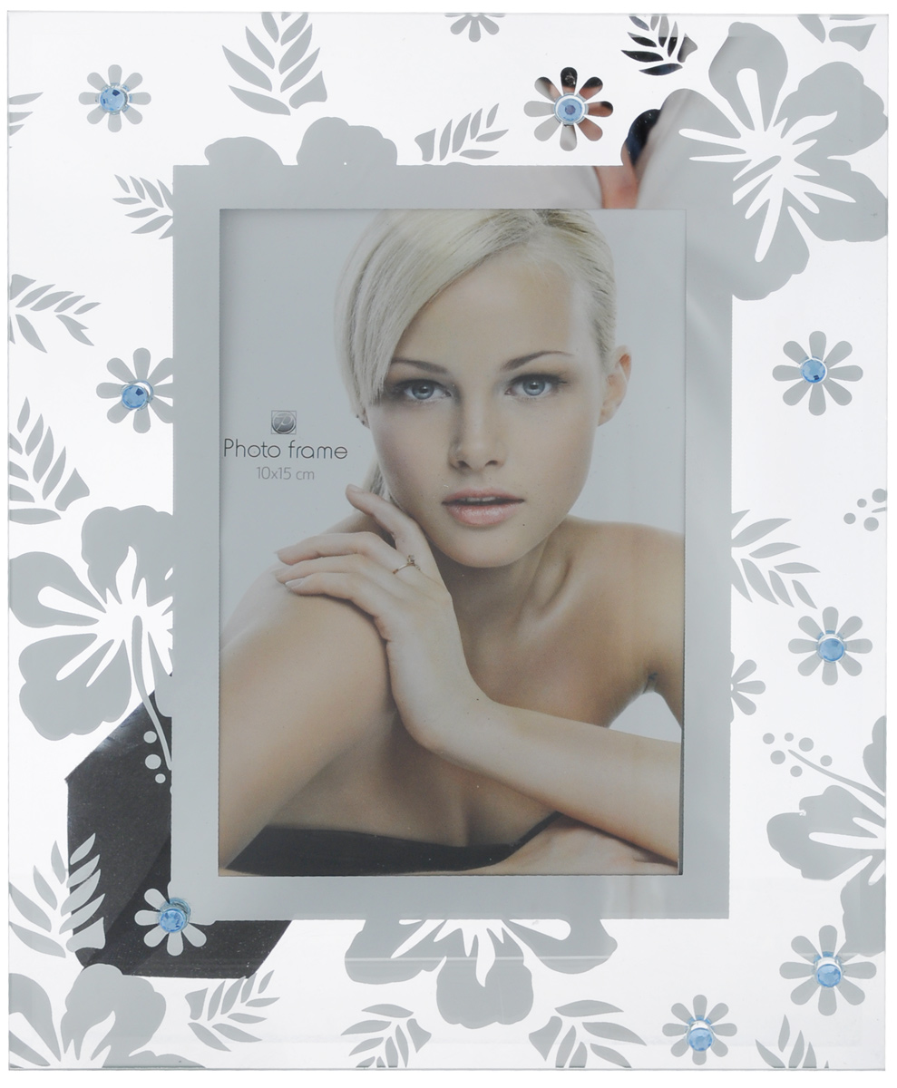 Фоторамка Pioneer Floral 2, 10 см х 15 см54 009303 Фоторамка Pioneer Floral 2, 10 см х 15 см54 009303Фоторамка Pioneer Floral 2 выполнена из высококачественного стекла, защищающего фотографию. Изделие оформлено изысканным рисунком цветов и с использованием изысканных украшений - кристаллов голубого цвета . Оборотная сторона рамки оснащена специальной ножкой, благодаря которой ее можно поставить на стол или любое другое место в доме или офисе.Такая фоторамка поможет вам оригинально и стильно дополнить интерьер помещения, а также позволит сохранить память о дорогих вам людях и интересных событиях вашей жизни.