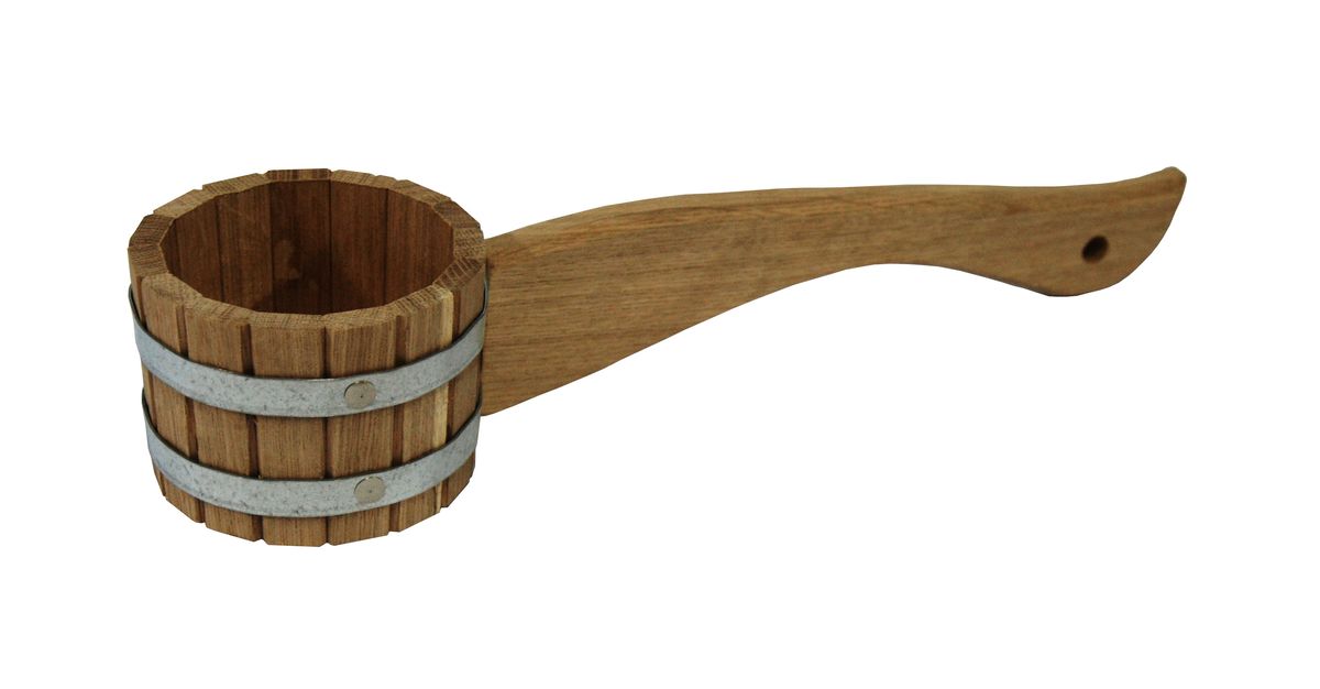 Черпак для бани и сауны Proffi Sauna, 300 мл. PS0136531-401 Черпак для бани и сауны Proffi Sauna, 300 мл. PS0136531-401Черпак Proffi Sauna, выполненный из дуба, относится к малой банной утвари, которая просто незаменима для создания удобства и комфорта во время банной процедуры. Он предназначен для подбрасывания воды на раскаленные камни, а также используется для набирания воды в шайки и ведра. Длинная горизонтальная ручка черпака не позволит обжечься о горячие камни или воду.Эксплуатация бондарных изделий.Перед первым использованием бондарное изделие рекомендуется подготовить. Для этого нужно наполнить изделие холодной водой и оставить наполненным на 2-3 часа. Затем необходимо воду слить, обдать изделие сначала горячей, потом холодной водой.Не рекомендуется оставлять бондарные изделия около нагревательных приборов, а также под длительным воздействием прямых солнечных лучей.С момента начала использования бондарного изделия не рекомендуется оставлять его без воды на срок более 1 недели. Но и продолжительное время хранить в таких изделиях воду тоже не следует.После каждого использования необходимо вымыть и ошпарить изделие кипятком. В качестве моющих средств желательно использовать пищевую соду либо раствор горчичного порошка.Правильное обращение с бондарными изделиями позволит надолго сохранить их эксплуатационные свойства и продлить срок использования! Объем черпака: 300 мл. Диаметр черпака по верхнему краю: 11 см. Высота стенки: 8 см. Длина ручки: 28 см.