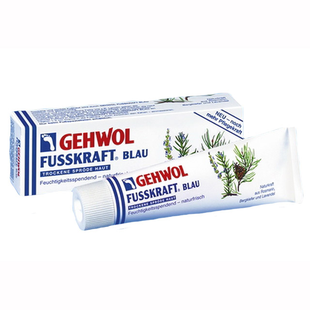 Gehwol Fusskraft Blau - Голубой бальзам для ног 75 мл1*10205 Gehwol Fusskraft Blau - Голубой бальзам для ног 75 мл1*10205Средство Голубой бальзам Геволь Фусскрафт (Gehwol Fusskraft Blau) содержит натуральные и смягчающие компоненты, такие как, ланолин в сочетании с алое-вера и мочевиной, которые обеспечивают необходимый уход за сухой, грубой и потрескавшейся кожей ног. Нормализует потоотделение и избавляет от неприятного запаха пота. Натуральные эфирные масла из розмарина, горной сосны и лаванды, входящие в Голубой бальзам Геволь Фусскрафт, а также оживляющая камфара и охлаждающий ментол сразу же снимают ощущение жжения, тяжесть и боли в ногах. Назначение: Натуральные эфирные масла, оживляющая камфара и охлаждающий ментол сразу же облегчают ощущения жжения и снимают боли в ногах. Ноги укрепляются. Нормализует потоотделение. Разложение уже выделенного пота прекращается. Такие натуральные и смягчающие жиры, как, например, ланолин, дают необходимый уход сухой, потрескавшейся коже и делают ее снова эластичной, упругой и гладкой. Активные компоненты: розмариновое масло, сосновое масло, лавандовое масло,...