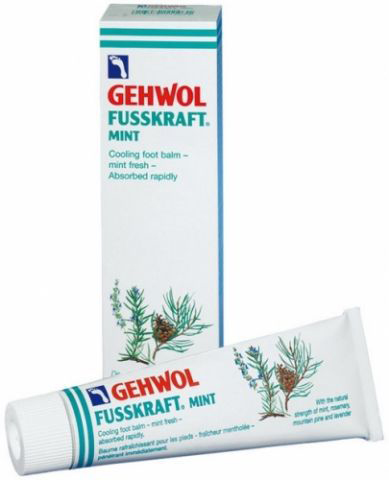 Gehwol Fusskraft Mint - Мятный охлаждающий бальзам для ног 75 млБ33041 Gehwol Fusskraft Mint - Мятный охлаждающий бальзам для ног 75 млБ33041Мятный охлаждающий бальзам Геволь Фускрафт (Gehwol Fusskraft Mint) оказывает на ноги освежающее действие и питает их, особенно после активно проведенного дня. В этом средстве соединились живительная свежесть льдинок охлаждающего мятного лосьона из азиатских лечебных трав с мягким ухаживающим воздействием бальзамических компонентов, действие которых ощущается сразу. Рекомендуется в качестве средства для жаркого лета и для людей, постоянно испытывающих эффект «горящих ног.Бальзам избавляет ноги от неприятного запаха и благодаря антисептическим свойствам предупреждает грибковые заболевания и зуд между пальцами. Бальзам работает быстро, не происходит засаливания кожи, он приятно охлаждает и освежает ноги, принося ногам приятное ощущение заботы и ухода.Проверено по дерматологическим показателям. Благоприятно применение при заболевании диабетом.Назначение:Устранит неприятный запах ног на продолжительный срок.Надежные антисептики предотвращают появление грибковых заболеваний и снимают ощущение зуда между пальцами ног.Натуральный ментол, эфирные масла, получаемые из розмарина, горной сосны и лаванды почти мгновенно освежат и укрепят уставшие и с ощущением жжения ноги.Активные компоненты: масло мяты перечной, эвкалиптовое масло, лавандовое масло, розмариновое масло, сосновое масло, ментол, спирт денатурированный, климбазол, вода.