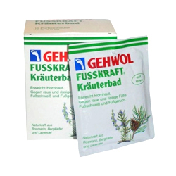 Gehwol Fusskraft Herbal Bath - Травяная ванна для ног 10*20 гр1*11520 Gehwol Fusskraft Herbal Bath - Травяная ванна для ног 10*20 гр1*11520Средство Травяная ванна Геволь (Fusskraft Herbal Bath Gehwol)с натуральными ингредиентами из трав и масла горной сосны. Ее основное воздействие направлено на нормализацию процесса потоотделения и продолжительное действие против запаха пота. Ванна также обладает сильными смягчающими свойствами и предназначена для размягчения чрезмерно жёсткой кожи ступней, мозолей, натоптышей, загрубевшей и растрескавшейся кожи ног.