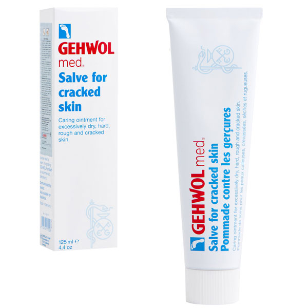 Gehwol Med Salve for cracked skin - Мазь от трещин на ногах 125 мл1*40107 Gehwol Med Salve for cracked skin - Мазь от трещин на ногах 125 мл1*40107Мазь для ухода за сильно загрубевшей, растрескавшейся, сухой и поврежденной кожей. Геволь мед (Gehwol med) мазь от трещин (Salve for cracked skin) содержит в качестве основы специальное медицинское мыло и специально отобранную смягчающую и обладающую смягчающим эффектом комбинацию натуральных эфирных масел, витамина пантенол, ухаживающего за состоянием кожи, и противовоспалительное вещество бисаболол, получаемое из ромашки. При регулярном применении кожа приобретает естественную эластичность, стабильность и хорошо защищена. Особенно хорошо действует при шелушении кожи, покраснениях и сопутствующих неприятных осложнениях. Проверено по дерматологическим показателям. Благоприятно применение при заболевании диабетом. Активные компоненты: вазелин, ланолин, розмариновое масло, эвкалиптовое масло, лавандовое масло, лимонное масло, тимьяновое масло, бисаболол, ментол, камфара, пантенол, оксид цинка, вода.