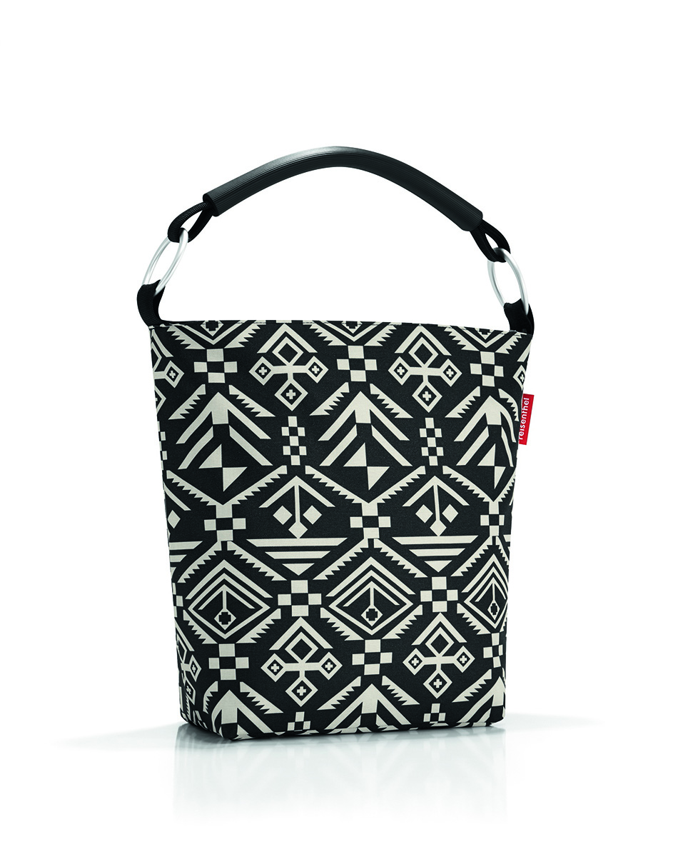 Сумка женская Reisenthel Ringbag, цвет: черный. TV703473298с-1 Сумка женская Reisenthel Ringbag, цвет: черный. TV703473298с-1Универсальная женская сумка Reisenthel Reisenthel Ringbag изготовлена из плотного полиэстера, оформлена орнаментом.Сумка содержит одно вместительное отделение, закрывающееся на застежку-молнию. Внутри расположен врезной карман на молнии и два накладных кармашка для мелочей. Изделие дополнено комфортной ручкой, которая надежно закреплена на два пластиковых кольца.Практичная сумка станет незаменимым аксессуаром для повседневного использования.
