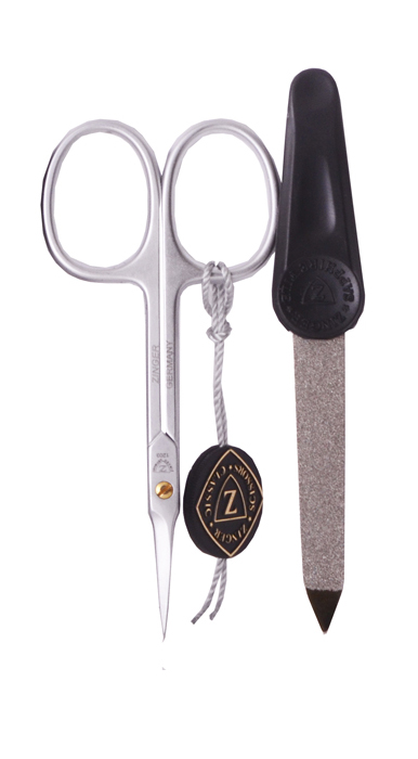 Zinger Маникюрный набор zMs Z-1 S-PVC15045 Zinger Маникюрный набор zMs Z-1 S-PVC15045Ман. набор 2 предмета (ножницы кутикульные, пилка алмазная). Чехол эко.кожа. Цвет инструментов - глянцевое серебро. Оригинальная фирменная коробка