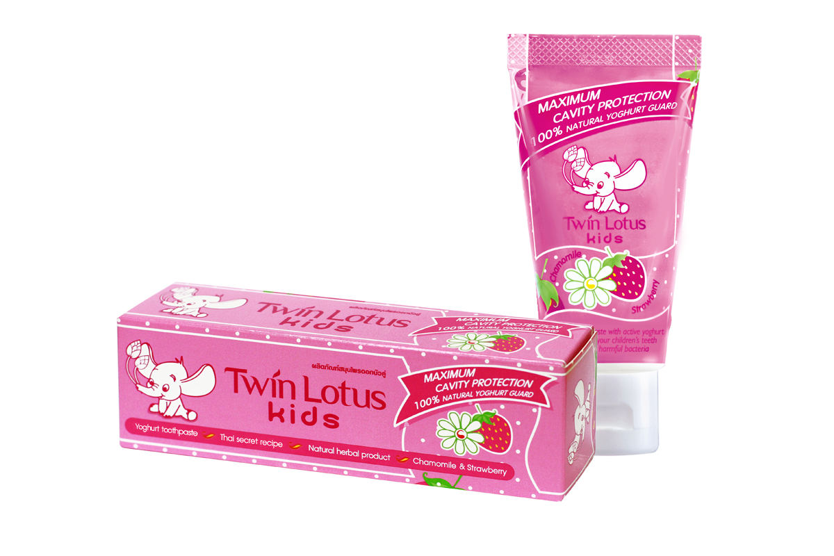 Twin Lotus Kids Зубная паста Chamomile & Strawbery (Клубника и Ромашка), 50 г1381 Twin Lotus Kids Зубная паста Chamomile & Strawbery (Клубника и Ромашка), 50 г1381Для молочных и постоянных зубов.Не содержит фтора, лауритсульфат натрия, парабенов, ПЭГ. Зубная паста предназначена для детей от 3 до 10 лет. Препятствует росту бактерий, обеспечивая надежную защиту от кариеса, нормализуют микробный состав полости рта, укрепляет зубную эмаль, предотвращая потерю кальция, обладает приятным фруктовым вкусом.