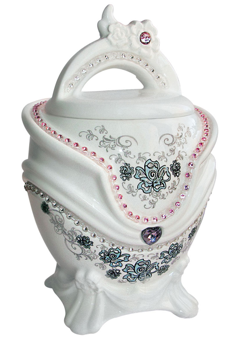 Teabreeze Чай жасминовый в керамической чайнице, 100 г0120710 Teabreeze Чай жасминовый в керамической чайнице, 100 г0120710Зеленый чай с нераспустившимися бутонами жасмина — это изысканный напиток Востока, который будет понятен даже самому неискушенному жителю Запада. Его сладковатый вкус и тонкий аромат не оставят равнодушными никого. Жасминовый чай прекрасно подойдет для первого знакомства с зеленым чаем, привнеся радость от этой встречи каждому человеку. Для Жасминового чая отбирается только лучший зеленый байховый чай весеннего сбора, к которому добавляются нераспустившиеся бутоны жасмина, собранные ранним утром. Получившуюся смесь высушивают вместе. После такой просушки получается напиток, источающий легкий цветочный аромат, создающий уникальный вкус, который запомнится надолго. Teabreeze Жасминовый чай в керамической чайнице станет отличным подарком любителям чая.