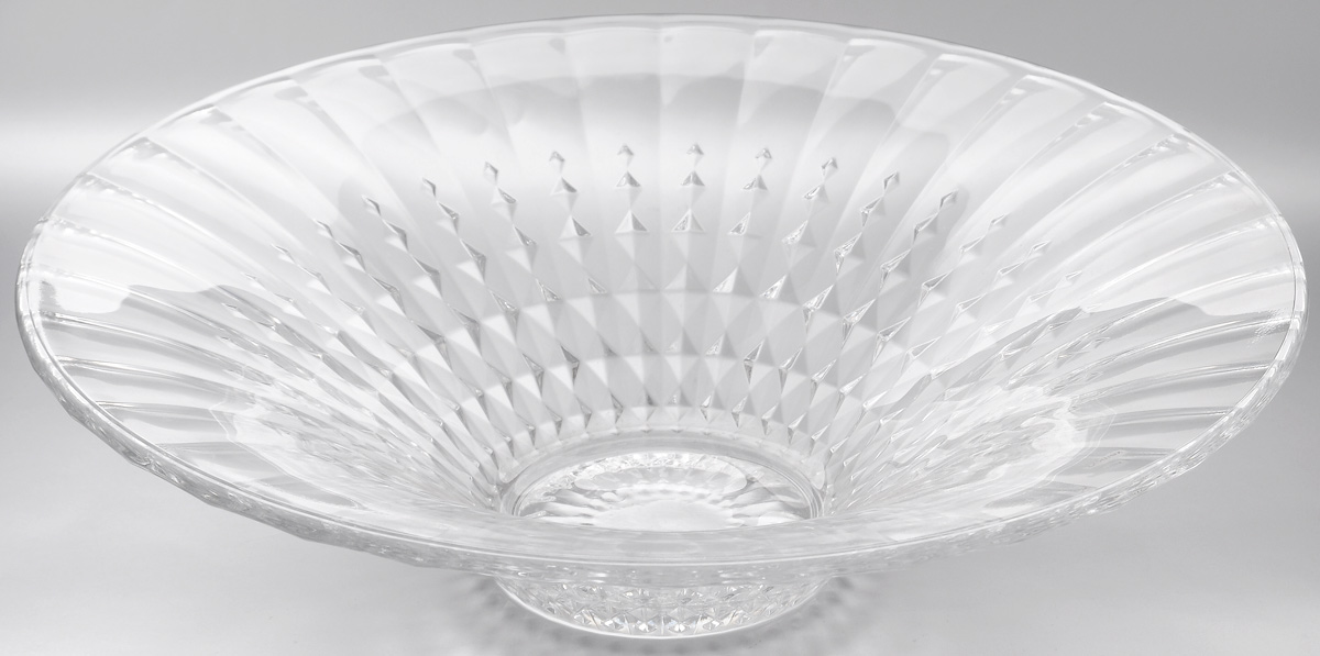 Салатник Cristal dArques Lady Diamond, диаметр 35 смG5231 Салатник Cristal dArques Lady Diamond, диаметр 35 смG5231Салатник Cristal dArques Lady Diamond изготовлен из из специально разработанного стекла Diamax и выполнен в форме большой чаши, декорирован рельефом в полоску. Данный салатник сочетает в себе изысканный дизайн с максимальной функциональностью. Он прекрасно впишется в интерьер вашей кухни и станет достойным дополнением к кухонному инвентарю. Такой салатник не только украсит ваш кухонный стол и подчеркнет прекрасный вкус хозяйки, но и станет отличным подарком. Диаметр: 35 см. Высота: 9 см. Диаметр дна: 10 см.
