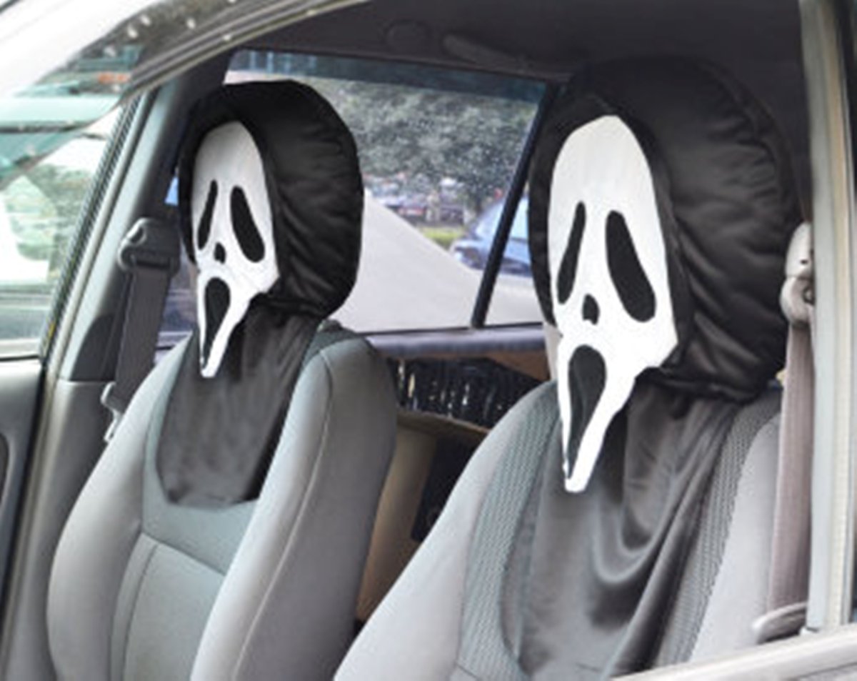 Чехол на подголовник Auto premium Крик (1 шт), цвет: черно-белый. 7703077030 Чехол на подголовник Auto premium Крик (1 шт), цвет: черно-белый. 7703077030Чехлы на подголовник Крик - это интересная и оригинальная фишка в ваш автомобиль. Даже если вы просто ведете авто в одиночестве, многие обратят внимание, на пассажира соседнего сидения. Именно так достигается вау-эффект, который подарит Вам данный подголовник. Коротко о применение чехлов на подголовник Крик: Как шутка или розыгрыш, фишка в Ваш авто. Интересный подарок для автовладельца. Украшение на Хэллоуин