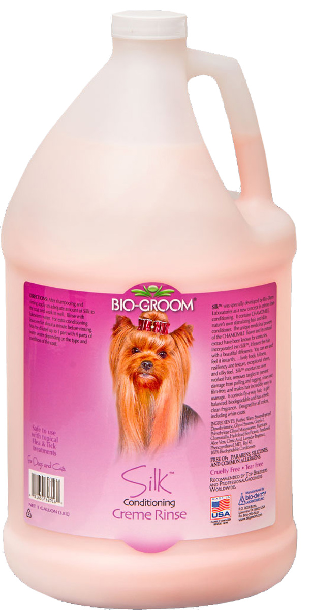 Шелковый кондиционер Bio-Groom Silk Condition, 3,8 л0120710 Шелковый кондиционер Bio-Groom Silk Condition, 3,8 л0120710Шелковый кондиционер для кошек и собак для незабываемого выставочного блеска и мягкости шерсти.В состав кондиционера входит ромашка, натуральным образом стимулируя рост волос и кондиционируя кожу. Он обеспечивает красоту, объем, эластичность волоса и улучшает его структуру, а так же увлажняет травмированную шерсть, предотвращает спутывание.Хорошо смывается и делает волосы послушными и легко расчесываемыми. Разработан для использования на любых окрасах, включая белый. Инструкция по применению:На вымытую и прополосканую шерсть нанесите необходимое количество Silk и хорошо вмассируйте его. Сполосните теплой водой.Для лучшего кондиционирования оставьте ополаскиватель на 1 минуту, затем сполосните.Может быть разведен в пропорции 1 к 4 теплой водой в зависимости от типа шерсти или ее состояния. Объем: 3,8 л