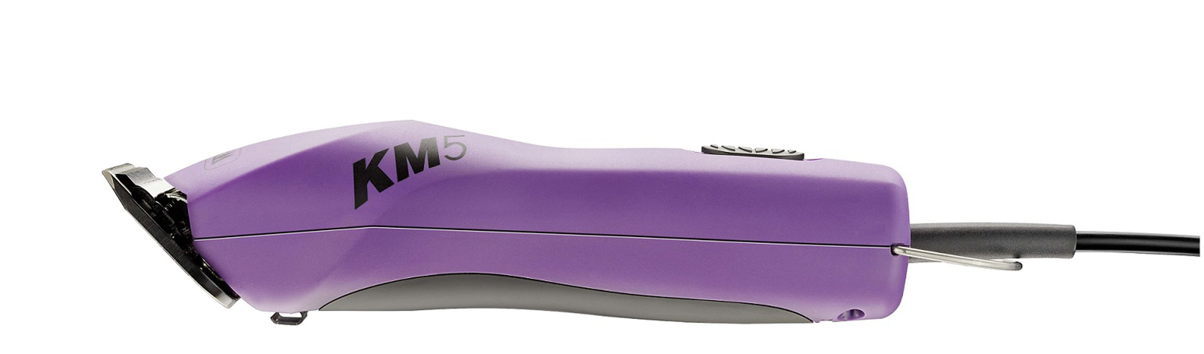 Машинка для стрижки Wahl KM 50120710 Машинка для стрижки Wahl KM 50120710Машинка Wahl KM 5 - это профессиональная сетевая машинка для стрижки. Эргономичный корпус изделия выполнен из прочного пластика. Специальная накладка на корпусе и отличная балансировка по весу гарантируют удобный хват.Профессиональный ножевой блок изготовлен из нержавеющей стали с высокоточной полировкой и высотой среза 1,8 мм. Фиксирующая кнопка делает процесс замены и обслуживания ножевого блока удобным и простым.Машинка очень мощная, но при этом она удивительно легкая и тихая. Гибкий кабель длиной 4,2 метра дает полную свободу движения.Машинка создана для достижения безупречных результатов при стрижке. Машинка имеет долговечный двигатель с рекордным количеством часов работы: более 10000 часов. Имеет два рабочих режима. Можно использовать как для стрижки волос (голова, усы, борода, брови), так и для стрижки шерсти животных.В комплекте поставляется: машинка для стрижки, ножевой блок 1,8 мм, масло для смазки, щеточка для чистки, инструкция на русском языке.Размер машинки: 19 х 5,5 х 4,5 см. Ширина ножевого блока: 49 мм. Высота среза: 1,8 мм. Длина кабеля: 4,2 м.