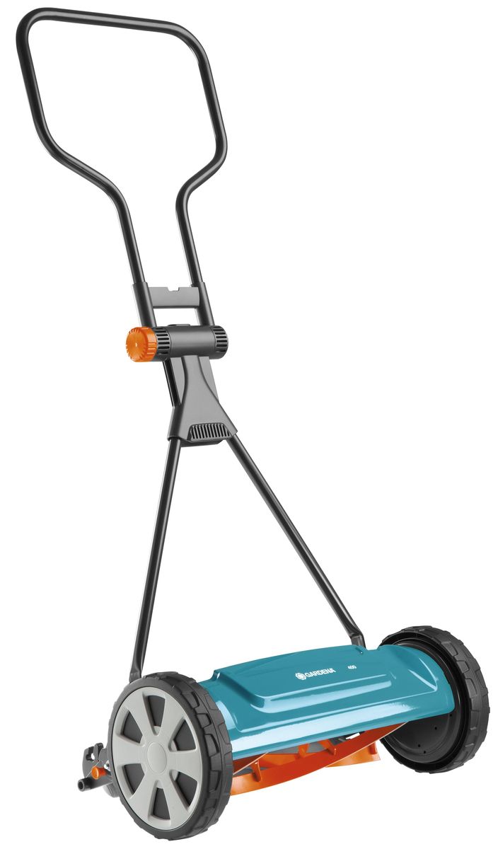 Газонокосилка барабанная Gardena 400 Classic04018-20.000.00 Газонокосилка барабанная Gardena 400 Classic04018-20.000.00С помощью барабанной газонокосилки Gardena 400 Classic вы сможете легко и быстро создать английский газон на площади до 200 м2. Когда вы толкаете газонокосилку вперед, режущий цилиндр и контрнож начинают двигаться. Этот механизм, подобно ножницам, поднимает и срезает траву. Отличительная особенность модели является то что режущий цилиндр и контрнож не соприкасаются, что делает работу приятной и бесшумной. Режущий цилиндр из высококачественной закаленной стали с покрытием от налипания и остро заточенный контрнож стригут траву аккуратно и точно, обеспечивая идеальный уход за вашим газоном. Барабанная газонокосилка Gardena 400 Classic снабжена множеством элементов, благодаря которым кошение становится более простым и удобным. Особого упоминания заслуживают большие колеса со специальным профильным рисунком и мягкими пластиковыми элементами, а также рукоятка эргономичной формы, которую можно сложить для компактного хранения. Удобный регулятор позволяет без труда установить...