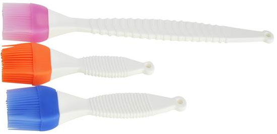 Набор кулинарных кисточек Silicone, 3 предмета, цвет: белый, мультиколор93-SI-CU-01 Набор кулинарных кисточек Silicone, 3 предмета, цвет: белый, мультиколор93-SI-CU-01Набор Linea Silicone состоит из трех кулинарных кисточек, выполненных из пластика белого цвета, и снабженных съемными силиконовыми насадками синего, оранжевого и сиреневого цветов. Кулинарные кисточки предназначены для аккуратного смывания и глазирования тортов, пирогов и блинов, приготовления соусов и мяса, для смазывания сковородок, кастрюль и противней. Силиконовые кисточки выдерживают высокие и низкие температуры, они эластичны, износостойки, легко моются, не горят и не тлеют, не впитывают запахи, не оставляют пятен. Силикон абсолютно безвреден для здоровья. Кулинарные кисточки Linea Silicone можно использовать со сковородами с любыми типами покрытий. Можно мыть в посудомоечной машине. Характеристики: Материал: силикон, пластик. Длина кисточек: 36 см, 20,5 см, 18 см. Ширина рабочей поверхности кисточек: 4,5 см. Размер упаковки: 47 см х 11 см х 1 см. Производитель: Италия. Артикул: 93-SI-CU-01.