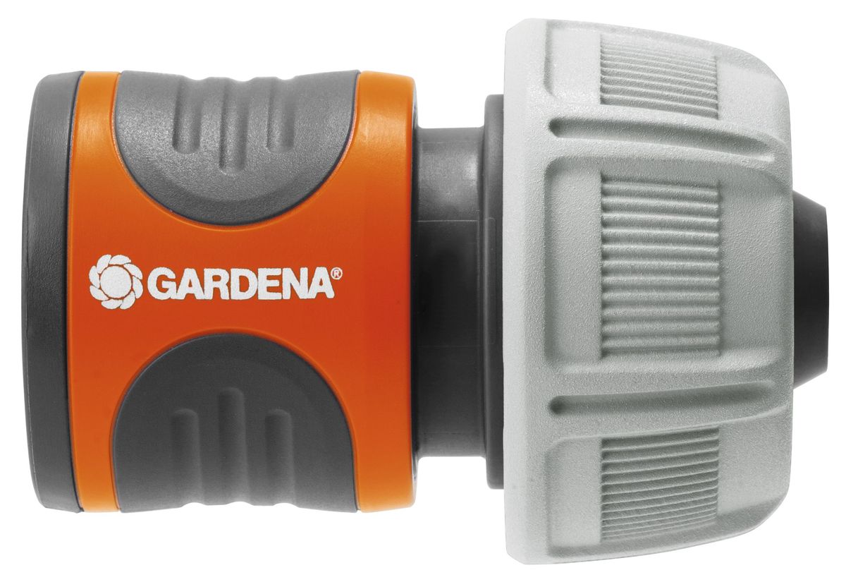 Коннектор стандартный Gardena, 19 мм (3/4)18216-29.000.00 Коннектор стандартный Gardena, 19 мм (3/4)18216-29.000.00Коннектор стандартный Gardena легко снимается, если его потянуть на себя. Поверхность из мягкого рифленого пластика коннектора позволяет удобно и крепко удерживать инструмент в руке. Коннектор снабжен резиновым кольцом, обеспечивающим защиту от повреждений. Новая форма зажимной гайки позволяет прочно зафиксировать коннектор со шлангом. Коннектор предназначен для шлангов диаметром 19 мм (3/4).