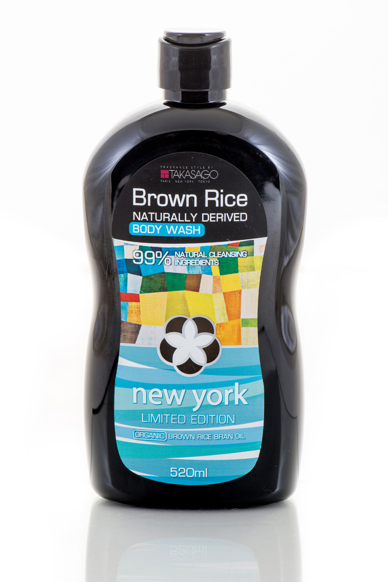 Brown Rice Гель для душа New York Naturally Derived, 520 мл8809193043564 Brown Rice Гель для душа New York Naturally Derived, 520 мл8809193043564Гель для душа на натуральной основе разработан для деликатного очищения и увлажнения всех типов кожи. Комбинация из масла отрубей дикого риса, сока алое вера и масла подсолнечника канадского делают кожу мягкой, увлажненной и сияющей. Экстракт семян грейпфрута обладает ярко выраженным антимикробным действием. Аромакомпозиция TAKASAGO 01PG максимально снижает последствия ежедневных стрессов и помогает упорядочить мыслительные процессы.Brown Rice