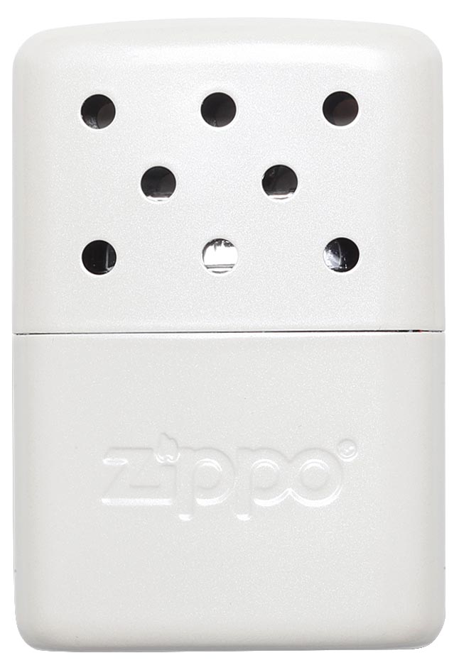 Грелка каталитическая Zippo. 4036110936 Грелка каталитическая Zippo. 4036110936Каталитическая бензиновая грелка Zippo, выполненная из нержавеющей стали, предназначена для обогрева для рук. Удобная и компактная, она легко помещается в кармане или перчатке. Непрерывная работа возможна в течение более 6 часов. Грелка выделяет тепло путем каталитического горения. Пары топлива проходят через каталитический патрон, где окисляются кислородом - происходит беспламенное горение. В комплект входят мерный стаканчик-наполнитель для заправки и специальный защитный чехол.