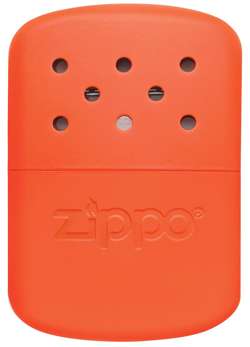 Каталитическая грелка Zippo. 4037810936 Каталитическая грелка Zippo. 4037810936Каталитическая бензиновая грелка для рук. Удобная и компактная, легко помещается в кармане или перчатке. Непрерывная работа возможна в течении более 12 часов. Будет полезна туристам, охотникам, рыболовам, тем, чья работа связана с долгим пребыванием на холоде. Грелка Zippo Blaze Orange выделяет тепло путем каталитического горения. Пары топлива проходят через каталитический патрон, где окисляются кислородом – происходит беспламенное горение. Полной заправки хватает более чем на 12 часов работы (у грелок с новым катализатором фактически более 24 часов). Катализатор – стекловолокно, покрытое тонким слоем платины. Для заправки настоятельно рекомендуется специальное очищенное топливо Zippo, так как использование обычного бензина быстро загрязнит катализатор, приведя его в негодность. Грелка Zippo имеет небольшой размер, что позволяет хранить ее в любом кармане или перчатке. Корпус грелки нагревается до 70° C, поэтому держать ее необходимо, предварительно поместив в чехол. Экологически безопасна, практически не выделяет запаха. В комплект входят мерный стаканчик-наполнитель для заправки и специальный защитный чехол. Чтобы привезти грелку Zippo в рабочее состояние необходимо:снять катализатор;заправить грелку топливом;одеть катализатор на грелку;хорошенько прогреть катализатор (одетый на грелку) на открытом огне в течении 10-15 секунд. После чего начнется каталитическое горение похожее на тление (хорошо заметно в темноте). До полного выгорания топлива затушить катализатор невозможно!