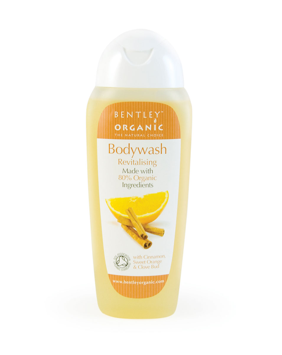 Bentley Organic Гель для душа Оживляющий с Корицей, Сладким апельсином и Гвоздикой 250 мл843389000120 Bentley Organic Гель для душа Оживляющий с Корицей, Сладким апельсином и Гвоздикой 250 мл843389000120Оживляющий гель для душа Bentley Organic Revitalising Bodywash with Cinnamon, Sweet Orange & Clove Bud содержит 80% натуральных компонентов, полученных из растений, органически выращенных в экологически чистых условиях без применения химикатов, что гарантирует абсолютную безопасность и экологичность продукта. Смягчающая смесь корицы со сладким апельсином и гвоздикой для восстановления и оживления кожи. Апельсин - укрепляет кожу, придает восхитительный аромат Корица - придает аромат Гвоздика - смягчает кожу