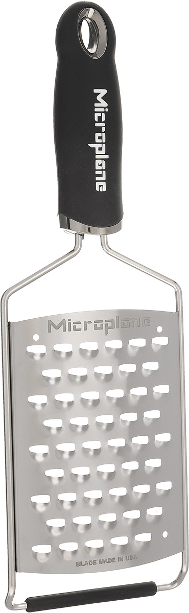 Терка Microplane, ультра крупная, цвет: стальной, черный115510 Терка Microplane, ультра крупная, цвет: стальной, черный115510Терка Microplane поможет в приготовлении ваших любимых блюд. Изделие имеет крупные лезвия, которыеподходят для сыров, капусты, картошки, яблок, свеклы, масла, огурцов, моркови. Рабочая часть теркивыполнена из нержавеющей стали высокой твердости. Рукоятка эргономичной формы изготовлена из пластикас прорезиненным покрытием, что обеспечивает надежный хват во время использования. Рукоятка снабженаотверстием, которое позволяет подвесить терку в удобном для вас месте. В комплекте идет защитный пластиковый чехол.Можно мыть в посудомоечной машине.Размер рабочей части: 10 х 13,5 см. Общая длина терки: 31,5 см. Microplane - это легендарные американские терки. ПродукциейMicroplane пользуются все известные кулинары и повара всего мира, среди них знаменитый шеф-повар Джейми Оливер. Вся продукция Microplane производится на собственном заводе в США. Для изготовления терок Microplane используют самую качественную нержавеющую сталь. Благодаря уникальному химическому составу стали, продукция Microplane не окисляется и сохраняет большее количество витаминов и полезных веществ в продуктах. Для производства продукции Microplane используются нержавеющие стали высокой твердости, поэтому продукция Microplane не тупится годами. Запатентованный процесс фотогравировки позволяет создать сверхострые лезвия для продукции Microplane.