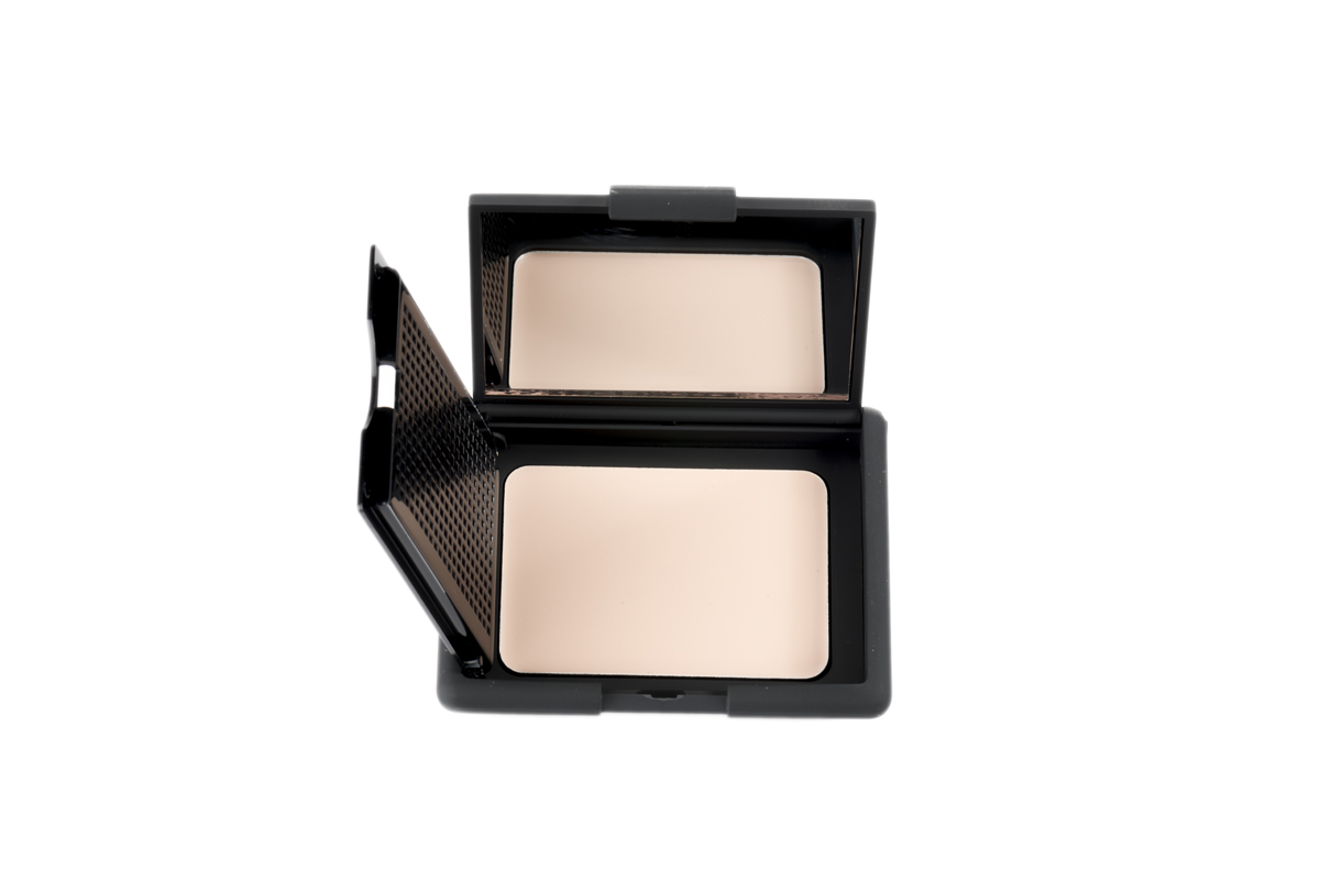 Nouba Основа под макияж матирующая Perfecta Face Primer 8мл15060 Nouba Основа под макияж матирующая Perfecta Face Primer 8мл15060Матирующая основа под макияж или же праймер - выравнивает цвет лица, скрывает неровности, визуально сужает поры и мелкие морщинки, дарит коже матовый эффект. Праймер делает кожу мягкой и шелковистой, обеспечивает стойкость макияжу, идеален для подготовки кожи перед нанесением тональной основы. Удобная компактная упаковка с зеркальцем и спонжем.