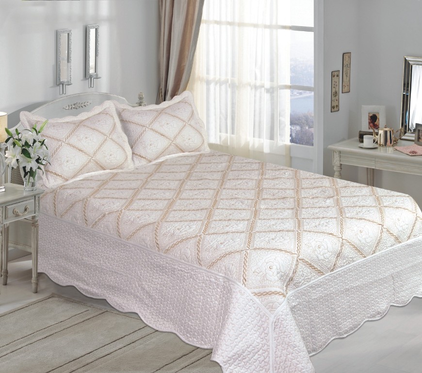 Покрывало Arya Gardenia, 180 х 240 смF0007809 Покрывало Arya Gardenia, 180 х 240 смF0007809Покрывало Arya серии Javelin выполнено из высококачественного полиэстера, который на вид и ощупь не отличается от хлопка. В этой серии ткань является матовой, что придает ей очень большое сходство с хлопком. При этом полиэстер - такой вид ткани, который состоит из полиэфирных волокон. Благодаря этому ткани из полиэстера легкие, прочные и износостойкие. Эту серию Arya отличает орнамент покрывала и наволочек, напоминающий фактурой гобеленового полотна. Советы по уходу: - Эта ткань устойчива к машинной стирке в холодной воде. - Стирать вещи из полиэстера следует только со светлыми вещами. - Не рекомендуется отбеливать. - Гладить утюгом, регулятор которого установлен на минимум. Еще раз о свойствах полиэстера: - Этот материал не мнется. - Легко стирается. - Быстро сохнет. - Не растягивается и не садится.