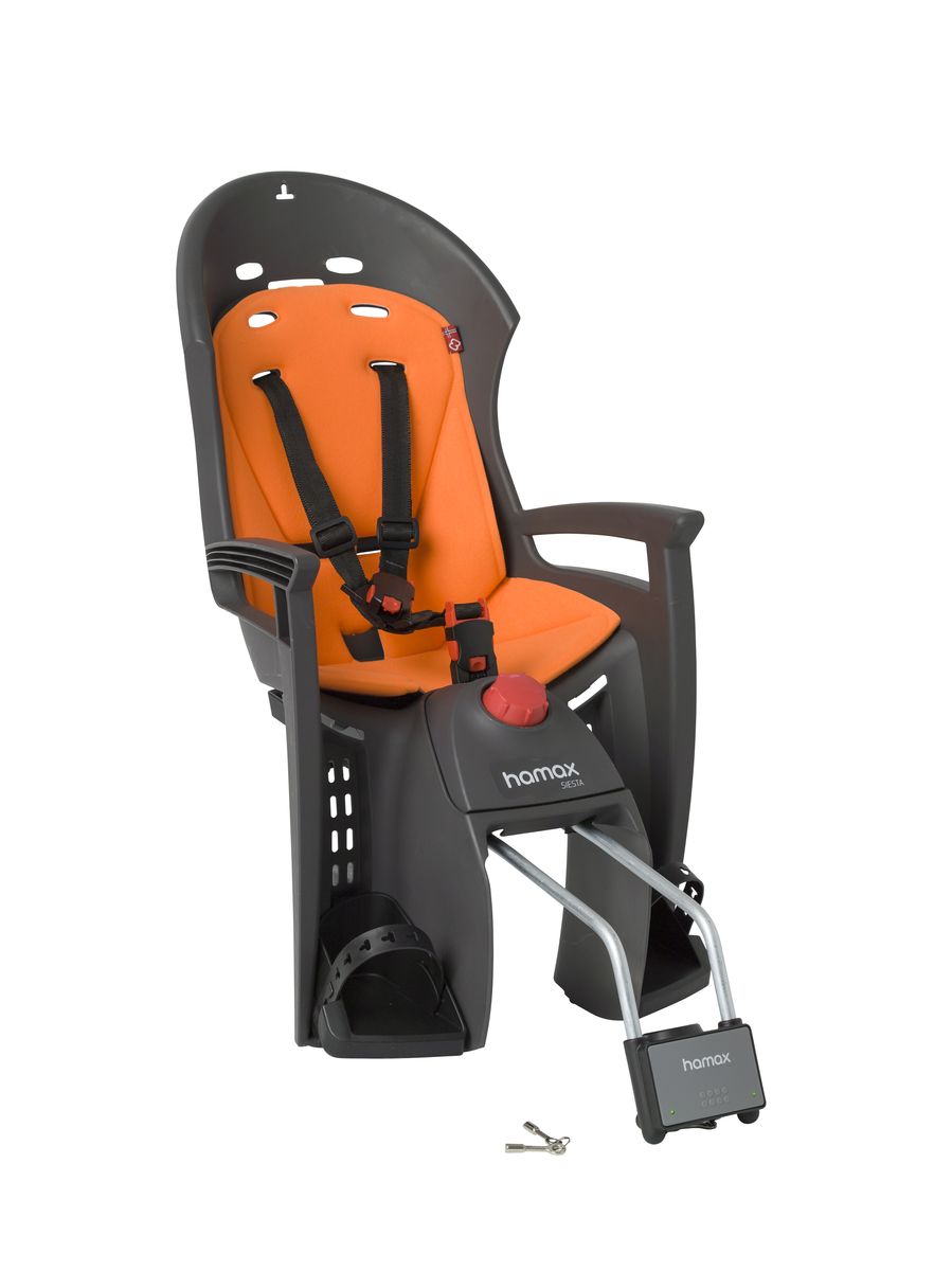 Детское кресло Hamax Siesta W/Lockable Bracket, цвет: серый, оранжевый6056 Детское кресло Hamax Siesta W/Lockable Bracket, цвет: серый, оранжевый6056Отличительные особенности Hamax Siesta : Воздушная подушка благодаря которой на позвоночник ребенка не передаются удары от дороги. Подушка состоит из 2 частей. Между полусферами есть воздушные каналы благодаря которым ребенок меньше потеет. Функция регулировки угла наклона для комфортного отдыха и сна ребенка и замок фиксации кресла на велосипеде с ключом.Функция сонСпальная функция данного кресла позволяет осуществить наклон назад (до 20 °) для более комфортного и удобного положения ребенка для отдыха / или сна. Дополнительно Вы также можете использовать подголовник Hamax Neckroll, и положение головы во время катания на велосипеде всегда будет оставаться стабильным.Невероятный комфортДополнительные мягкие пряжки фиксации ребенка в кресле очень легкие и комфортные, но при этом обеспечивают надежную фиксацию ребенка в велокресле, позволяя при необходимости совершать резкие маневры и торможения. Эргономика велокресла рассчитана так что спинка кресла не будет мешать голове ребенка в моменты когда он хочет откинуться назад кресла в шлеме.Механизмы регулировки застежек позволяют комфортно отрегулировать их вместе с ростом ребенка. Детское сиденье для велосипеда очень легко крепится и освобождается от велосипеда. Приобретая дополнительный кронштейн, вы можете легко переставлять детское сиденье с одного велосипеда на другой. * Регулировка наклона спинки / спальной позиции (20°) * Проработанная эргономика кресла для максимально комфортной посадки. * 3-точечные ремни безопасности с дополнительным кронштейном для фиксации в районе груди, и обеспечения ребенку безопасной и удобной посадки. * Специальная конструкция пряжек ремней безопасности/фиксации для предотвращения саморастегвания ребенка. * Простое в использование, полностью соответствующее всем Европейским стандартам безопасности. * Возможность установить на любом велосипеде как с багажником, так и без. * Предназначено для детей в возрасте старше 9 месяцев и весом до 22 кг. * Регулируемый ремень безопасности и подножки. * Детское велосиденье благодаря удобному и надежному замку фиксации легко ставиться и снимается с велосипеда. * Несущие дуги крепления велокресла обеспечивает отличную амортизацию. * Подходит для подседельных труб рамы велосипеда диаметром от 28 до 40 мм. (круглые и овальные) * Система крепления велокресла не мешает тросам переключения передач.Велокресло сертифицировано по: TUV / GS EN14344