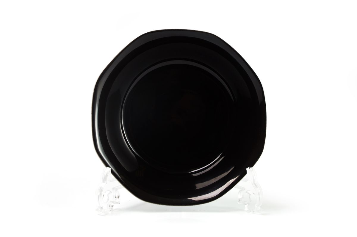 Салатник La Rose des Sables Putoisage Noir, диаметр 18 см551618 3063 Салатник La Rose des Sables Putoisage Noir, диаметр 18 см551618 3063Салатник La Rose des Sables Putoisage Noir выполнен из высококачественного тунисского фарфора, изготовленного из уникальной белой глины. На всех изделиях La Rose des Sables можно увидеть маркировку Pate de Limoges. Это означает, что сырье для изготовления фарфора добывают во французской провинции Лимож, и качество соответствует высоким европейским стандартам. Все производство расположено в Тунисе. Особые свойства этой глины, открытые еще в 18 веке, позволяют создать удивительно тонкую, легкую и при этом прочную посуду. Благодаря двойному термическому обжигу фарфор обладает высокой ударопрочностью, стойкостью к сколам и трещинам, жаропрочностью и великолепным блеском глазури. Коллекция Putoisage Noir - яркий пример посуды в современном дизайне. Стильное сочетание лаконичной формы и элегантного черного цвета всегда в моде. Стол, сервированный посудой Putoisage Noir, будет выглядеть изысканно и приковывать к себе взгляды. Можно использовать в СВЧ печи и мыть в...
