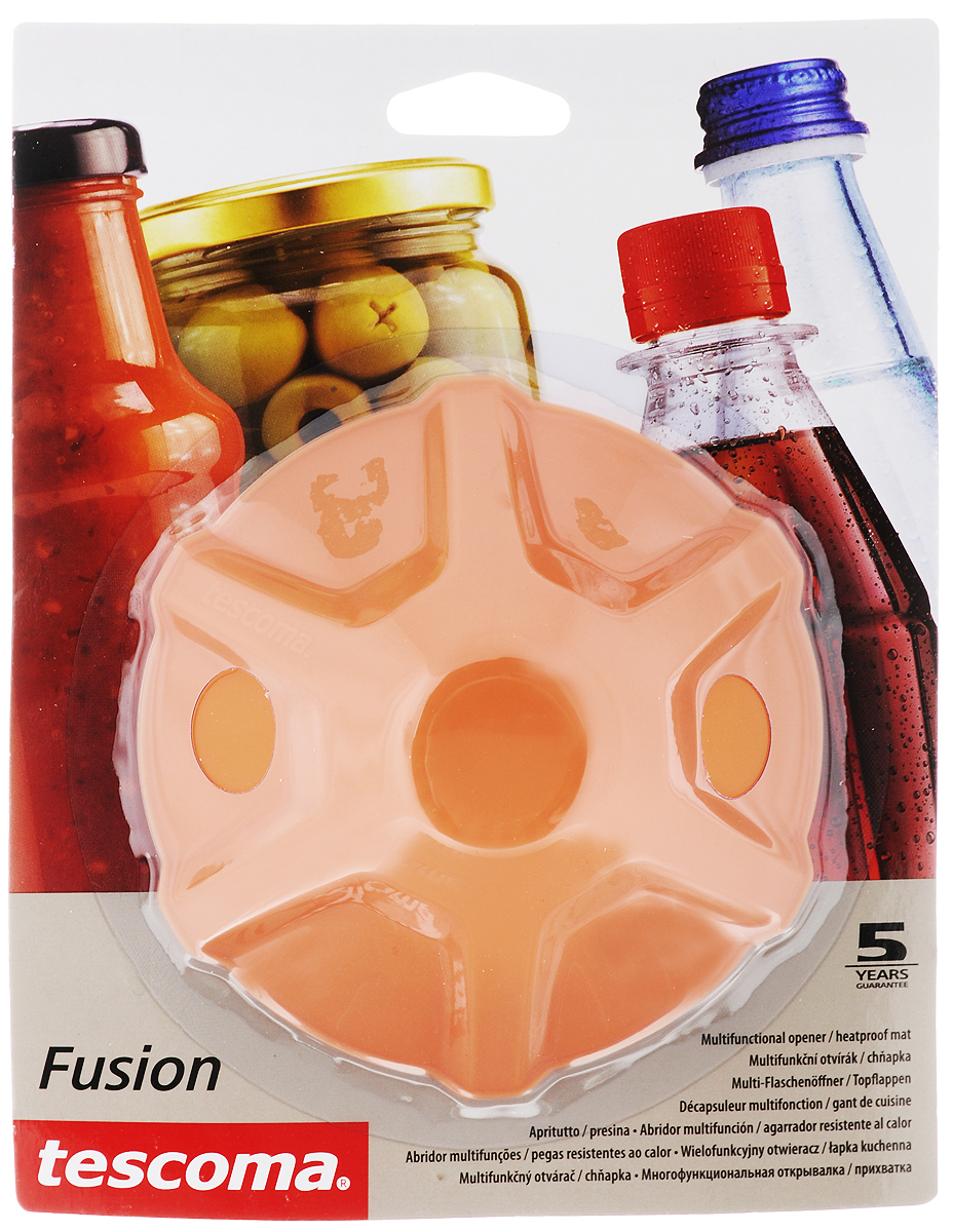 Прихватка-открывалка Tescoma Fusion, цвет: оранжевый790009 Прихватка-открывалка Tescoma Fusion, цвет: оранжевый790009Многофункциональная прихватка-открывалка Tescoma Fusion, выполненная из высококачественного силикона, подходит для открывания всех видов бутылок и сосудов с винтовыми крышками с диаметром до 10 см, от ПЭТ-бутылок до банок. Изделие отлично подходит в качестве термостойкой кухонной прихватки при манипуляции с горячими кастрюлями и сковородками. Можно мыть в посудомоечной машине. Диаметр: 13 см.