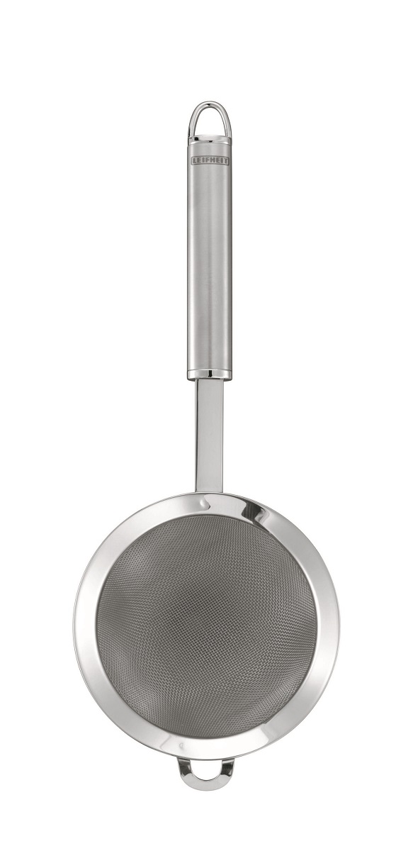 Сито Sterling. Диаметр 11 см24065 Сито Sterling. Диаметр 11 см24065Сито Sterling, выполненное из высококачественной нержавеющей стали, станет незаменимым аксессуаром на Вашей кухне. Сито имеет удобную ручку с матированной поверхностью и снабжено небольшим крючком и петлей на ручке, благодаря которой сито можно подвесить в удобном месте. Такое сито станет достойным дополнением к кухонному инвентарю. Характеристики: Диаметр сита: 11 см. Длина ручки: 16,5 см. Материал: нержавеющая сталь. Производитель: Германия. Изготовитель: Китай. Артикул: 24065. Немецкий концерн Leifheit (Лайфхайт) - ведущий европейский производитель предметов домашнего обихода и кухонных принадлежностей. Leifheit - это оригинальные разработки, современный дизайн и гарантированное качество товара. Продукция Leifheit: неэлектрические бытовые приборы и предметы домашнего обихода, кухонные принадлежности, термосы, сушки для белья напольные и настенные, гладильные доски, покрытия для гладильных досок, щетки для чистки одежды и...