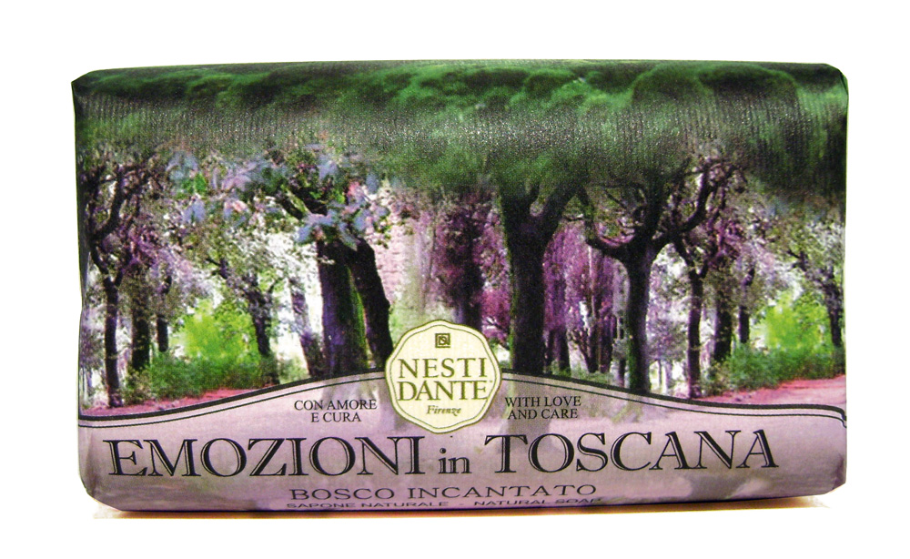Мыло Nesti Dante Emozioni In Toscana. Очарованный лес, 250 г1766106 Мыло Nesti Dante Emozioni In Toscana. Очарованный лес, 250 г1766106Великолепное растительное мыло премиум-класса Nesti Dante Emozioni In Toscana. Очарованный лес изготовлено по старинным рецептам и по традиционной котловой технологии, в составе мыла только натуральные оливковое и пальмовое масло высочайшего качества, для ароматизации использованы органические эфирные масла. Ежедневный ритуал красоты, любви и заботы не только для тела, но и для души. Однажды познакомившись со столь разной пленяющей Тосканой, вы будете вновь и вновь возвращаться к воспоминаниям и грезам о ее пламенных лесах, лугах, маленьких городишках, скалистых побережьях, терракотовых деревушках и волнующих ароматах Тосканы. Мыло Очарованный лес - легкий запах влажных листьев после дождя, мыло обладает антиоксидантными свойствами, тонизирует и укрепляет кожу. Изысканная флорентийская бумага, в которую завернуто мыло, расписана акварелью, на каждом кусочке мыла выгравирована надпись With Love And Care (С любовю и заботой). Характеристики: ...