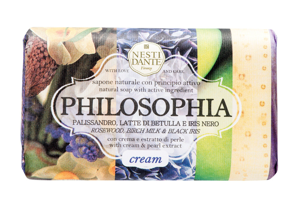 Мыло Nesti Dante Philosophia. Жемчужная пена, 250 г1783106 Мыло Nesti Dante Philosophia. Жемчужная пена, 250 г1783106Великолепное растительное мыло премиум-класса Nesti Dante Philosophia. Жемчужная пена изготовлено по старинным рецептам и по традиционной котловой технологии, в составе мыла только натуральные оливковое и пальмовое масло высочайшего качества, для ароматизации использованы органические эфирные масла. Ежедневный ритуал красоты, любви и заботы не только для тела, но и для души. Philosophia - это линия натурального мыла, сделанная с любовью и заботой, с использованием традиционного метода мыловарения. Любовь к естественной красоте, дарованной нам природой, ненасытная радость жизни и постоянный поиск равновесия. Душистые куски мыла обогащены тонизирующими и питательными элементами, которые подарят коже мягкое очищение, бережный уход и увлажнение, наполнят жизненной энергией. Изысканная флорентийская бумага, в которую завернуто мыло, расписана акварелью, на каждом кусочке мыла выгравирована надпись With Love And Care (С любовю и заботой). Характеристики: ...