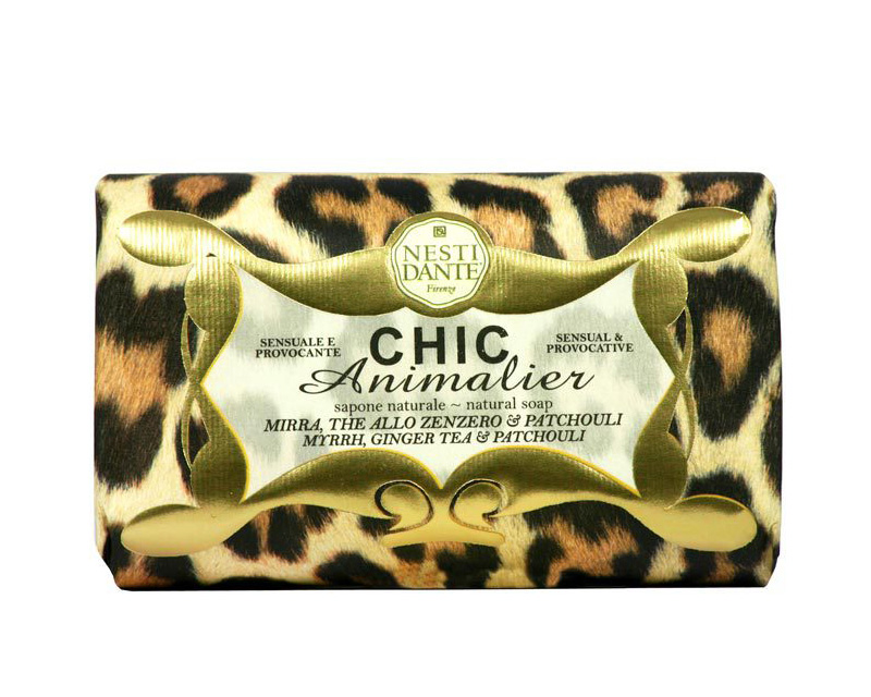 Мыло Nesti Dante Chic Animalier. Бронзовый леопард, 250 г1776106 Мыло Nesti Dante Chic Animalier. Бронзовый леопард, 250 г1776106Натуральное растительное мыло премиум-класса Nesti Dante Chic Animalier. Бронзовый леопард изготовлено по старинным рецептам и по традиционной котловой технологии, в составе мыла только натуральные оливковое и пальмовое масло высочайшего качества, для ароматизации использованы органические эфирные масла. Ежедневный ритуал красоты, любви и заботы не только для тела, но и для души. Chic Animalier. Бронзовый леопард - экстремально роскошное мыло, для тех, кто любит себя и любит получать удовольствие от всего окружающего, кто ценит индивидуальность и необычные вещи, для тех, кто бросает вызов обыденности и повседневности. Вдохновение модой и последние мировые тренды, обогащенное сырье и традиции старой итальянской фабрики - все это смешалось в этом роскошном мыле. Изысканная флорентийская бумага, в которую завернуто мыло, расписана акварелью, на каждом кусочке мыла выгравирована надпись With Love And Care (С любовю и заботой). Характеристики: ...