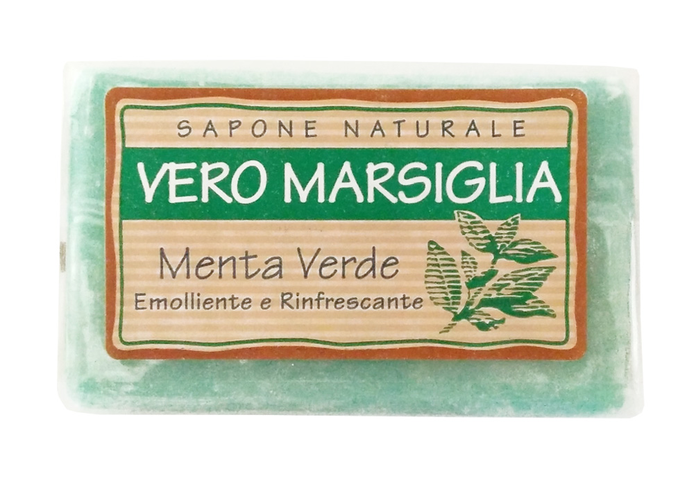 Мыло Nesti Dante Vero Marsiglia. Зеленая мята, 150 г1932124 Мыло Nesti Dante Vero Marsiglia. Зеленая мята, 150 г1932124Великолепное растительное мыло Nesti Dante Vero Marsiglia. Зеленая мята изготовлено по старинным рецептам и по традиционной котловой технологии, в составе мыла только натуральные оливковое и пальмовое масло высочайшего качества, для ароматизации использованы органические эфирные масла. Ежедневный ритуал красоты, любви и заботы не только для тела, но и для души. Vero Marsiglia - линия классического мыла создана для традиционного ухода за кожей. Мыло Зеленая мята содержит натуральные экстракты мяты, отлично освежающие вашу кожу. Характеристики: Вес: 150 г. Производитель: Италия. Товар сертифицирован. Nesti Dante - одна из немногих итальянских мыловаренных фабрик, которая продолжает использовать в производстве только натуральные ингредиенты и кустарный способ производства. Тщательный выбор каждого ингредиента в отдельности позволяет использовать ценное сырье, такое как цельные нейтральные растительные и...