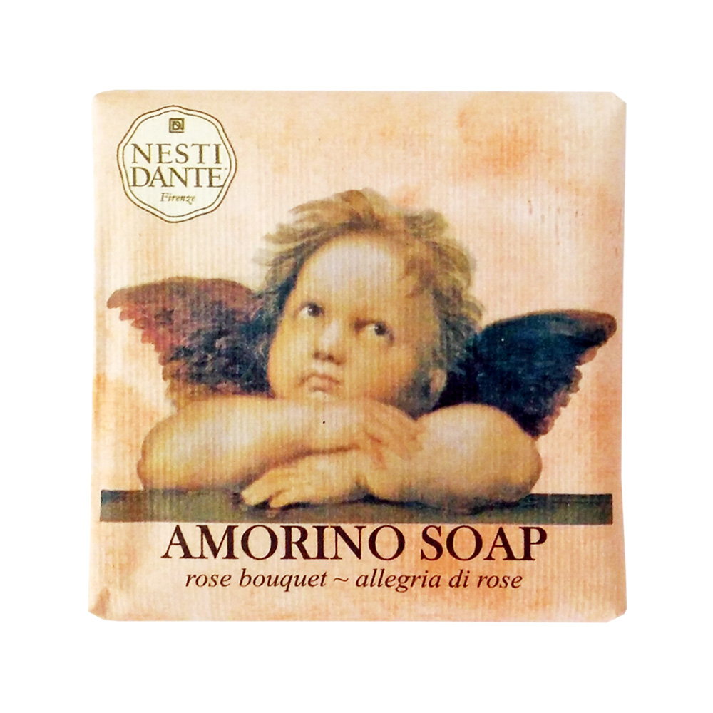 Nesti Dante Мыло Amorino Soap. Букет роз, 150 г3078 Nesti Dante Мыло Amorino Soap. Букет роз, 150 г3078Великолепное растительное мыло Nesti Dante Amorino Soap. Букет роз изготовлено по старинным рецептам и по традиционной котловой технологии, в составе мыла только натуральные оливковое и пальмовое масло высочайшего качества, для ароматизации использованы органические эфирные масла. Ежедневный ритуал красоты, любви и заботы не только для тела, но и для души.Amorino Soap (Амурное мыло) - это символ любви и радости жизни. В новой линии Nesti Dante родная для Италии тема амуров красиво переложена на ароматическое мыло Букет роз (Rose Bouquet) с романтичным и нежным розовым ароматом. Мягкая пена, обогащенная приятными классическими ароматами, дарит ощущение релаксации и безмятежности. Изысканная флорентийская бумага, в которую завернуто мыло, расписана акварелью, на каждом кусочке мыла выгравирована надпись With Love And Care (С любовью и заботой).Товар сертифицирован.