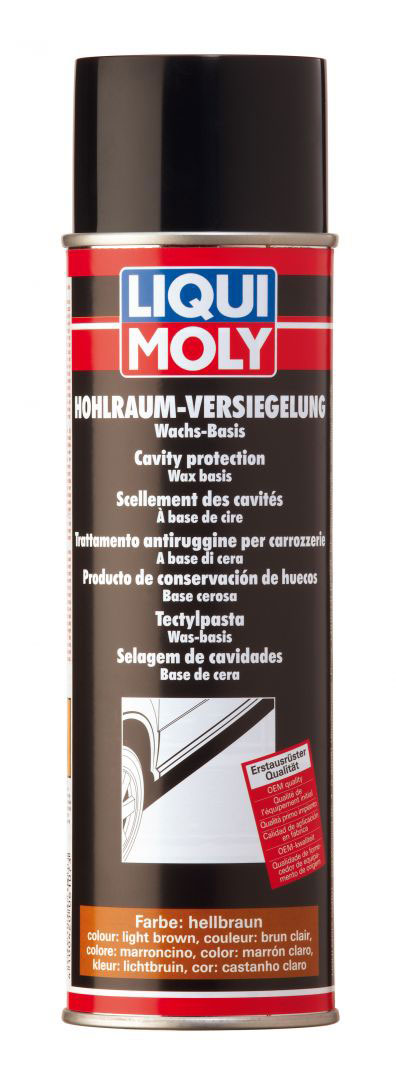 Воск антикоррозийный Liqui Moly Hohlraum-Versiegelung-Spray Hellbraun, для пустот кузова, цвет: светло-желтый, 0,5 л6107 Воск антикоррозийный Liqui Moly Hohlraum-Versiegelung-Spray Hellbraun, для пустот кузова, цвет: светло-желтый, 0,5 л6107Воск Liqui Moly Hohlraum-Versiegelung-Spray Hellbraun применяется для первичной или эксплуатационной защиты скрытых полостей легковых автомобилей, грузовиков, автобусов, сельхозтехники от коррозии. Хорошо защищает как поверхности, так и сварные швы любого вида. После высыхания средства остается тонкая эластичная восковая пленка с эффектом самозалечивания, то есть мелкие повреждения состав заполняет самостоятельно. Состав содержит технический воск, ингибиторы коррозии и слабо пахнущий растворитель. Легко и тонко распыляется, проникает в зазоры, вытесняет воду, пропитывает имеющуюся ржавчину, блокируя доступ влаги и кислорода к защищаемым поверхностям. После высыхания образуется мягкая, эластичная, водоотталкивающая прозрачная пленка светло- коричневого цвета. Особенности: Высокая способность к растеканию по обрабатываемой поверхности Малое время готовности обработанной поверхности к эксплуатации Идеальная защита от ржавчины обработанных...