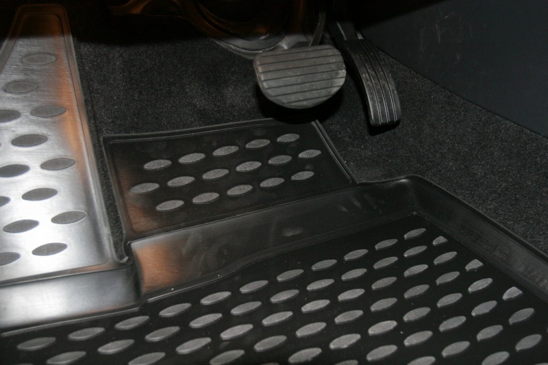 Набор автомобильных ковриков Novline-Autofamily для Renault Latitude 10/2010-, в салон, 4 штNLC.41.26.210k Набор автомобильных ковриков Novline-Autofamily для Renault Latitude 10/2010-, в салон, 4 штNLC.41.26.210kНабор автомобильных ковриков Novline-Autofamily, изготовленный из полиуретана, состоит из 4 ковриков, которые учитывают все особенности каждой модели автомобиля и полностью повторяют контуры пола. Полиуретановые автомобильные коврики для салона произведены из высококачественного материала, который держит форму, прочный и не пачкает обувь. Коврики в салон не только улучшат внешний вид салона вашего автомобиля, но и надежно уберегут его от пыли, грязи и сырости, а значит, защитят кузов от коррозии. Полиуретановые коврики для автомобиля гладкие, приятные и не пропускают влагу. Ковры для автомобилей надежно крепятся на полу и не скользят, что очень важно во время движения. Чистятся коврики очень просто: как при помощи автомобильного пылесоса, так и различными моющими средствами. Набор подходит для Renault Latitude с октября 2010 года выпуска.