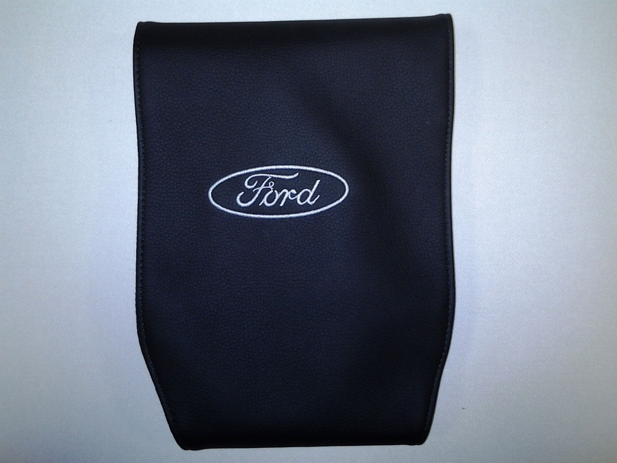 Чехол на подголовник Auto Premium FORD, 2 штSC-FD421005 Чехол на подголовник Auto Premium FORD, 2 штSC-FD421005Простая, эффектная и эффективная защита подголовника автомобиля. Накладка легко закрепляется вокруг подголовника и служит надежной защитой от загрязнения. В отличие от ткани экокожа более практичный, износостойкий и долговечный материал, такой чехол легко чистится влажной тряпкой.