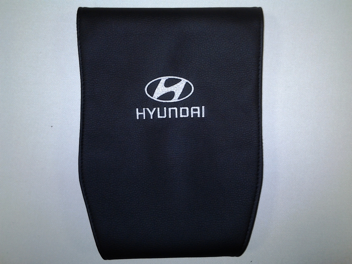 Чехол на подголовник Auto Premium HYUNDAI, 2 шт67109 Чехол на подголовник Auto Premium HYUNDAI, 2 шт67109Простая, эффектная и эффективная защита подголовника автомобиля. Накладка легко закрепляется вокруг подголовника и служит надежной защитой от загрязнения. В отличие от ткани экокожа более практичный, износостойкий и долговечный материал, такой чехол легко чистится влажной тряпкой.