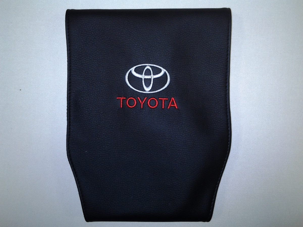 Чехол на подголовник Auto Premium TOYOTA, 2 шт67113 Чехол на подголовник Auto Premium TOYOTA, 2 шт67113Простая, эффектная и эффективная защита подголовника автомобиля. Накладка легко закрепляется вокруг подголовника и служит надежной защитой от загрязнения. В отличие от ткани экокожа более практичный, износостойкий и долговечный материал, такой чехол легко чистится влажной тряпкой.