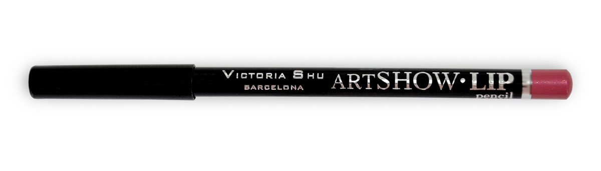 Victoria Shu Карандаш для губ Artshow №104957V15547 Victoria Shu Карандаш для губ Artshow №104957V15547Мягкая формула карандаша бережно очерчивает контур губ, придавая им идеальную форму и делая дальнейший макияж более стойким и ярким в течении дня. Невероятная сатиновая текстура в комбинации с натуральными восками способствуют комфортному нанесению текстуры на губы и обеспечивают контуру дополнительный уход и питание. Карандаш можно использовать, как контур для губ, а также наносить его и растушевывать по всей поверхности губ вместо губной помады.