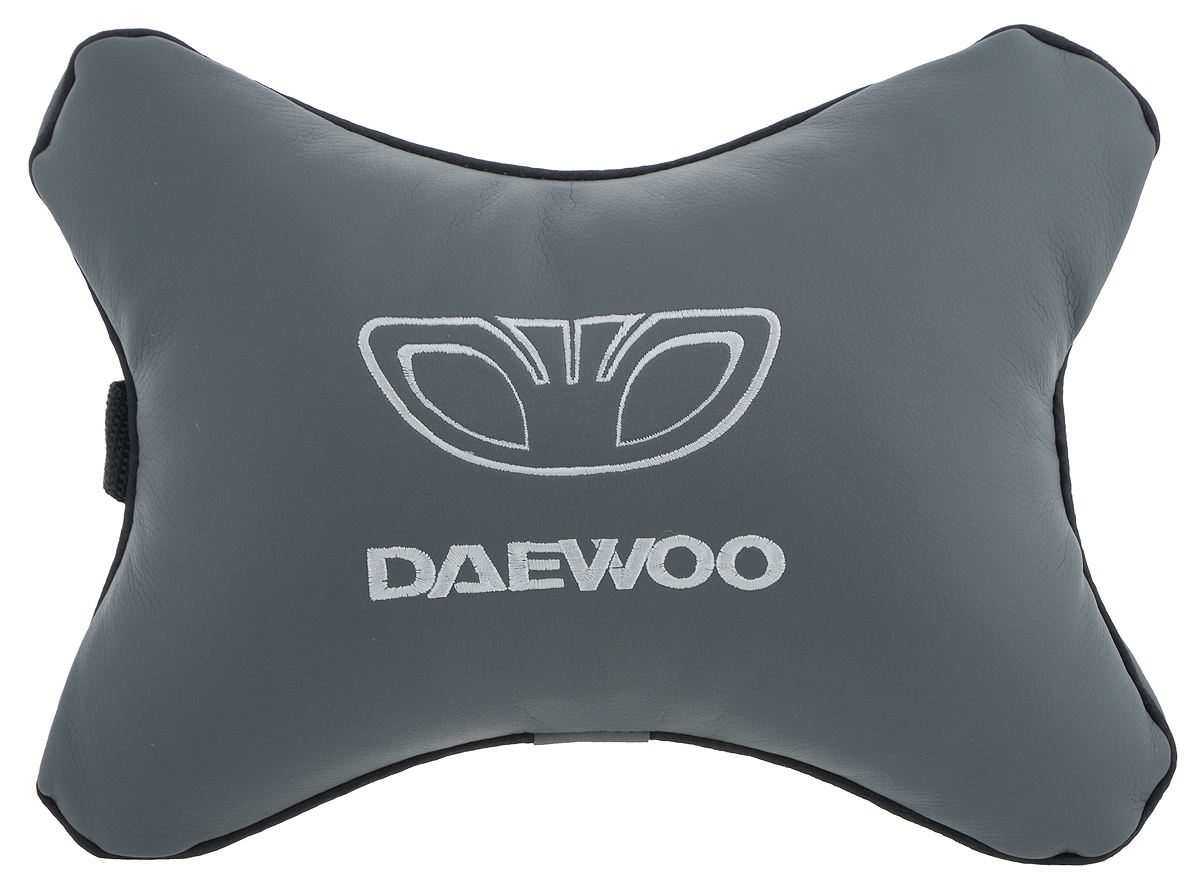 Подушка автомобильная Autoparts Daewoo, на подголовник, цвет: серый, белый, 30 х 20 см531-401 Подушка автомобильная Autoparts Daewoo, на подголовник, цвет: серый, белый, 30 х 20 см531-401Автомобильная подушка Autoparts Daewoo, выполненная из эко-кожи с мягким наполнителем из холлофайбера, снимает усталость с шейных мышц, обеспечивает правильное положение головы и амортизирует нагрузки на шейные позвонки при резком маневрировании. Ее можно зафиксировать на подголовнике с помощью регулируемого по длине ремня. На изделии имеется молния, с помощью которой вы с легкостью сможете поменять наполнитель. Если ваши пассажиры захотят вздремнуть, то подушка под голову окажется очень кстати и поможет расслабиться.