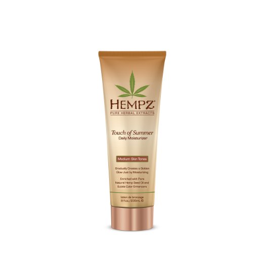 Hempz Молочко для тела с бронзантом темного оттенка Touch of Summer Medium Skin Tonea 235 мл110-2124-03 Hempz Молочко для тела с бронзантом темного оттенка Touch of Summer Medium Skin Tonea 235 мл110-2124-03Молочко для тела с бронзантом темного оттенка Touch of Summer Medium Skin Tonea позволит уже через неделю регулярного использования получить ощутимый результат. Средство обеспечивает полноценный уход благодаря сбалансированному составу: масло и экстрагированные компоненты семян конопли снабжают кожу питательными веществами и соединениями, экстракт корня женьшеня и масло ши оказывают охлаждающее, успокоительное и смягчающее воздействие, группа витаминов А, С и Е снижают влияние свободных радикалов и препятствуют образованию мелких морщин, присутствие в составе специальных бронзирующих частиц позволяет получить ровный и красивый оттенок загара. Состав активных компонентов: конопляное и масло семян макадамии и дерева ши, экстракты семян конопли, женьшеня, календулы, ромашки, алое вера, группа витаминов А, С и Е.